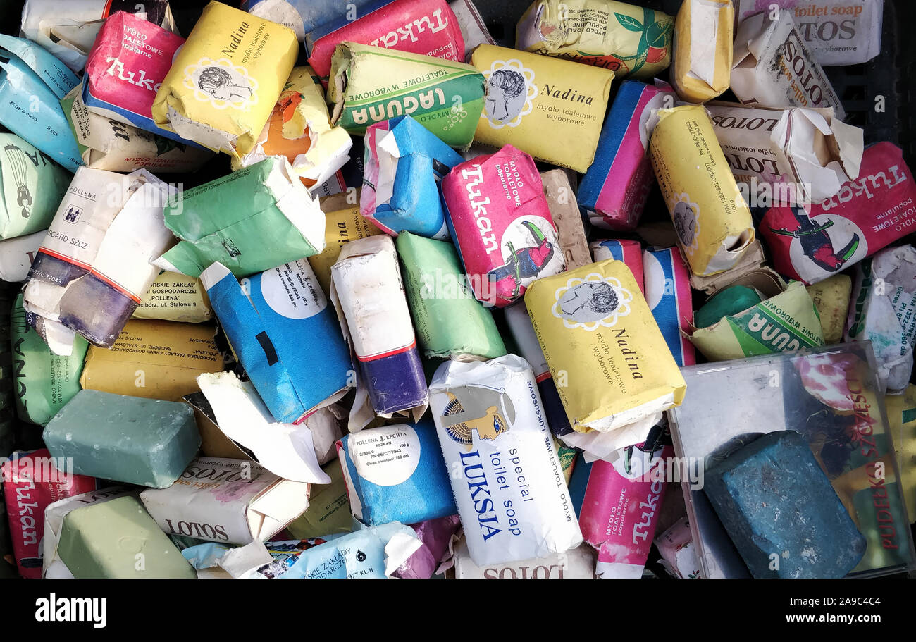 Wroclaw, Polen - 03.11.2019: Stapel der alten Seife in den 70er Jahren, auf einem Flohmarkt verkauft werden Stockfoto