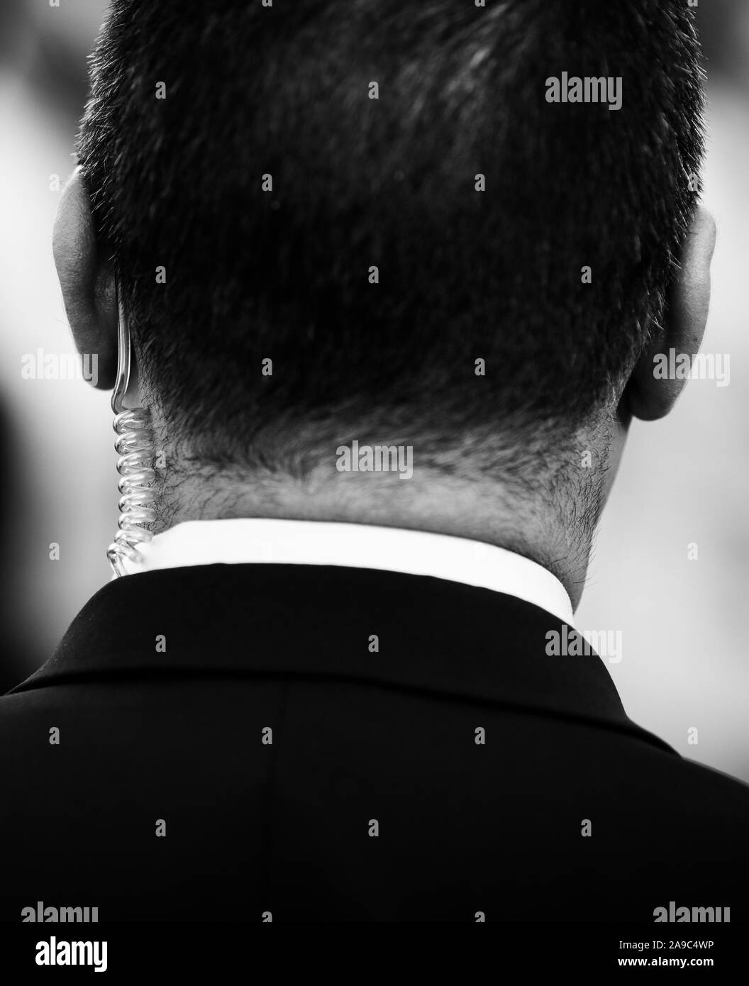 Flache Tiefenschärfe (selektive Fokus) Bild mit den gewundenen Schlauch Hörer eine Schutz- und Wachdienst (SPP, rumänische Version der US-Geheimdienste Se Stockfoto