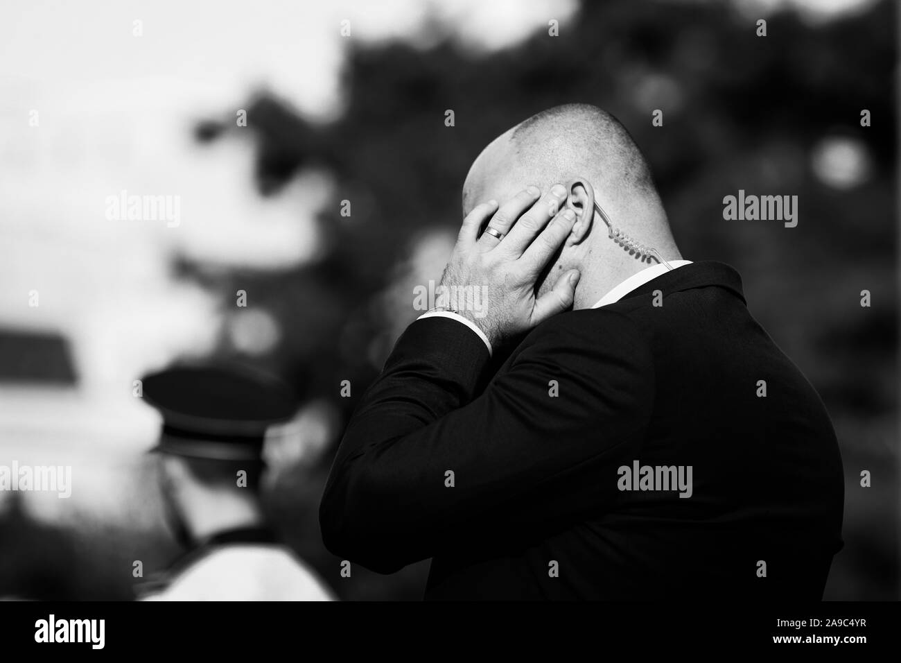 Flache Tiefenschärfe (selektive Fokus) Bild mit den gewundenen Schlauch Hörer eine Schutz- und Wachdienst (SPP, rumänische Version der US-Geheimdienste Se Stockfoto