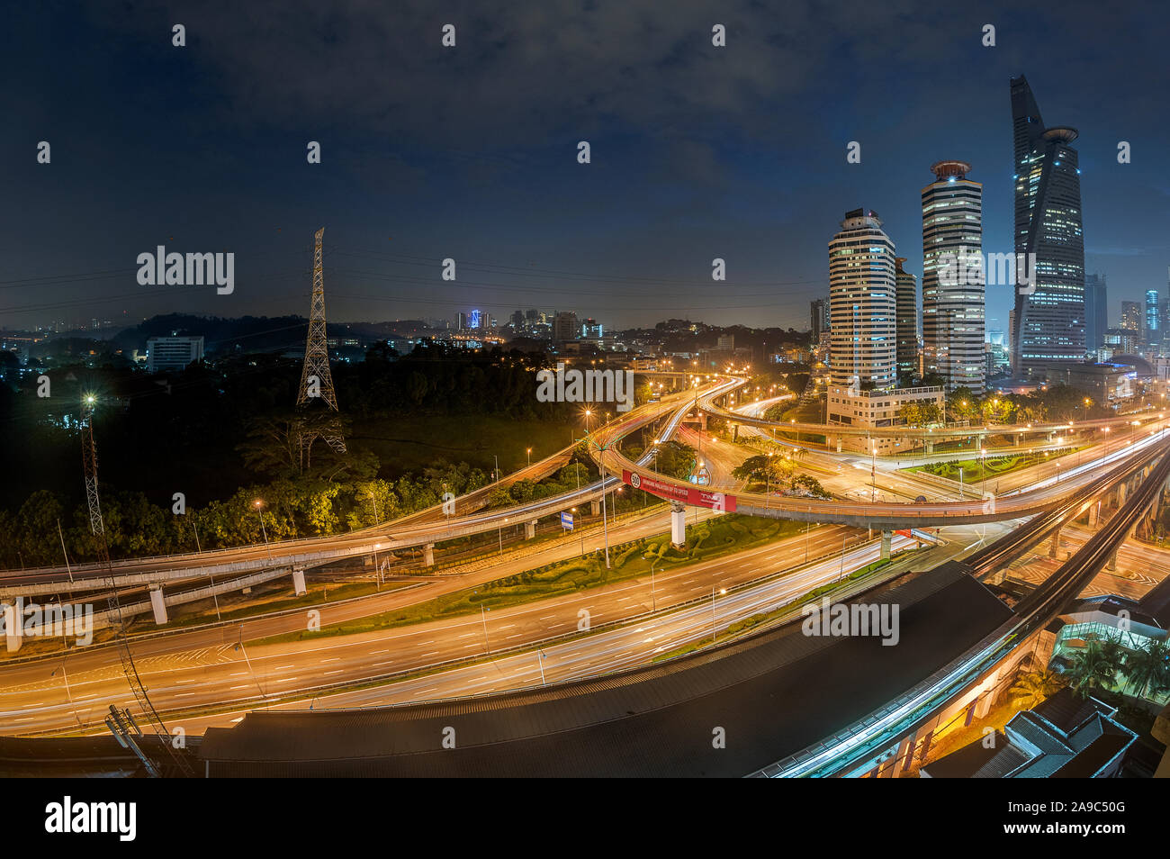 Kuala Lumpur Stadtansichten entlang der Autobahn bei Nacht, Malaysia Stockfoto