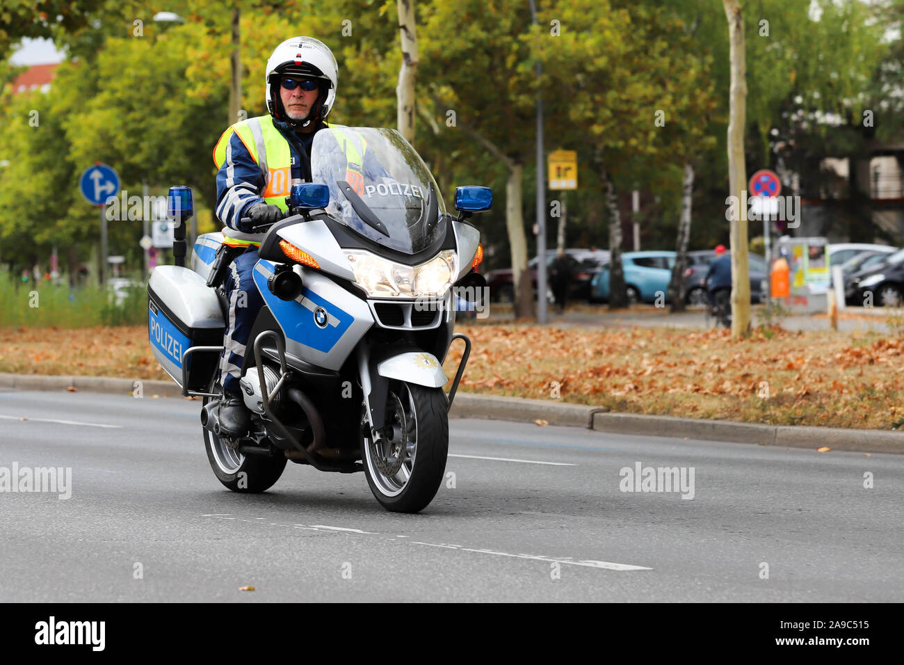 Berlin, Berlin/Deutschland, 15. September 2018. Berliner Polizisten auf Motorrädern, mit denen die Inline Scater Rennen als Teil des Berlin-Marathon. Stockfoto