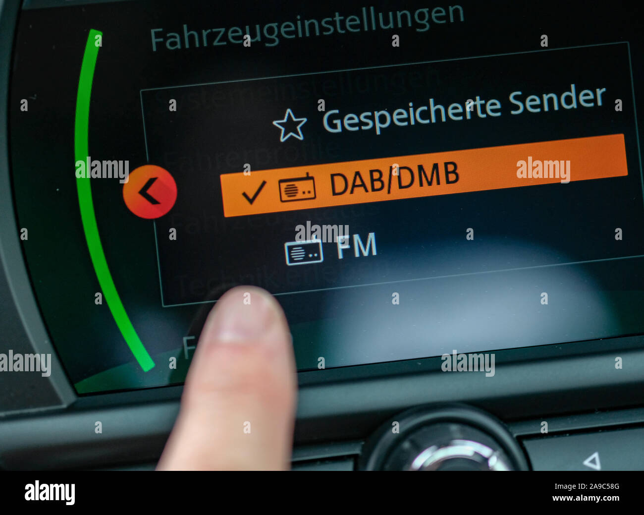 Berlin, Deutschland. 13 Nov, 2019. Das Display eines Autoradios zeigt  DAB/DMB. Das digitale Radio DAB in Deutschland in jedem neuen Auto in die  Zukunft gehört werden. Ab 21. Dezember 2020, Funkgeräte in