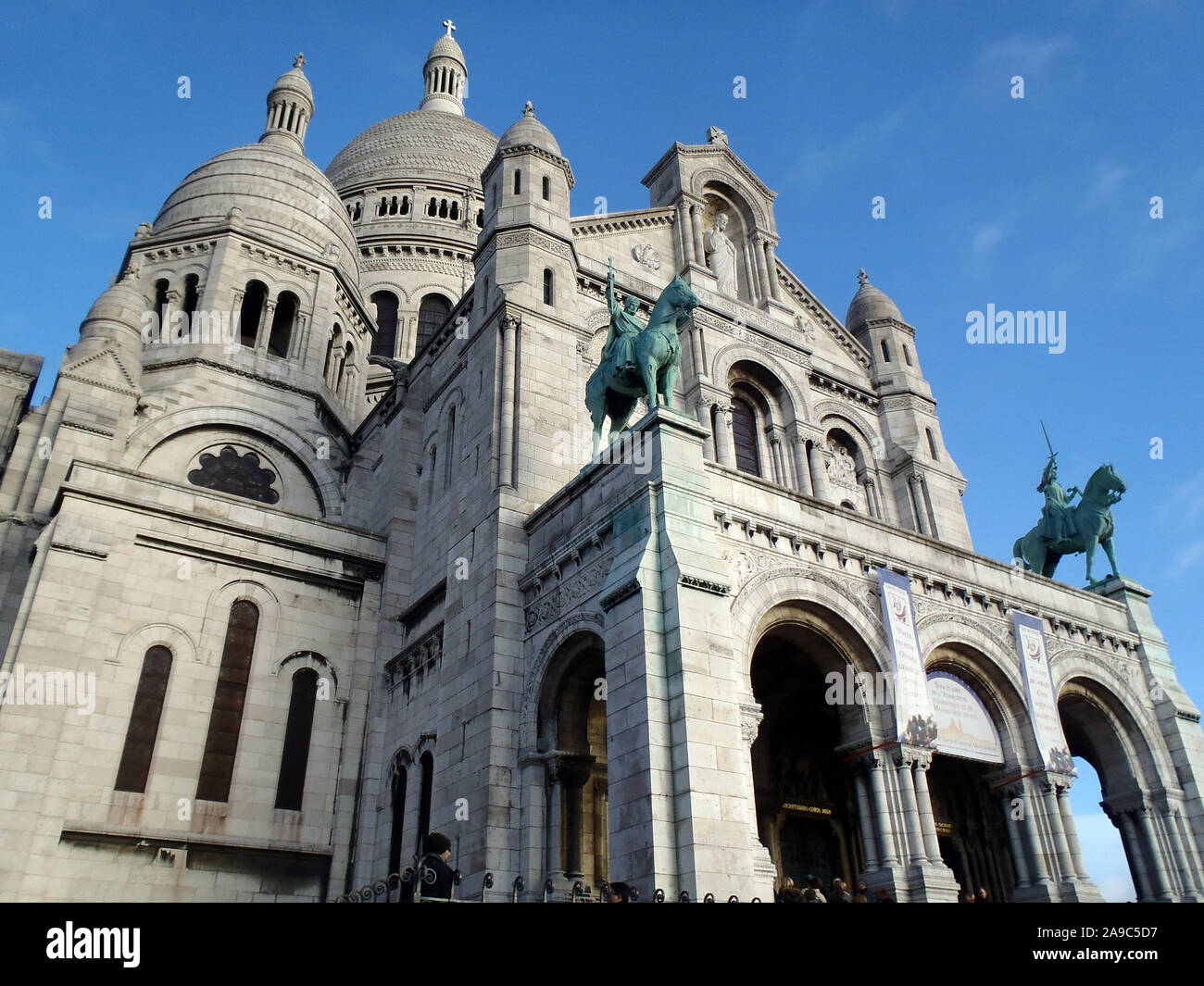 Paris, Frankreich, 15. Dezember 2012: Touristen warten die berühmten Sacré-Coeur de Montmartre in Paris auf dieser wunderbaren Winter Tag einzugeben. Stockfoto