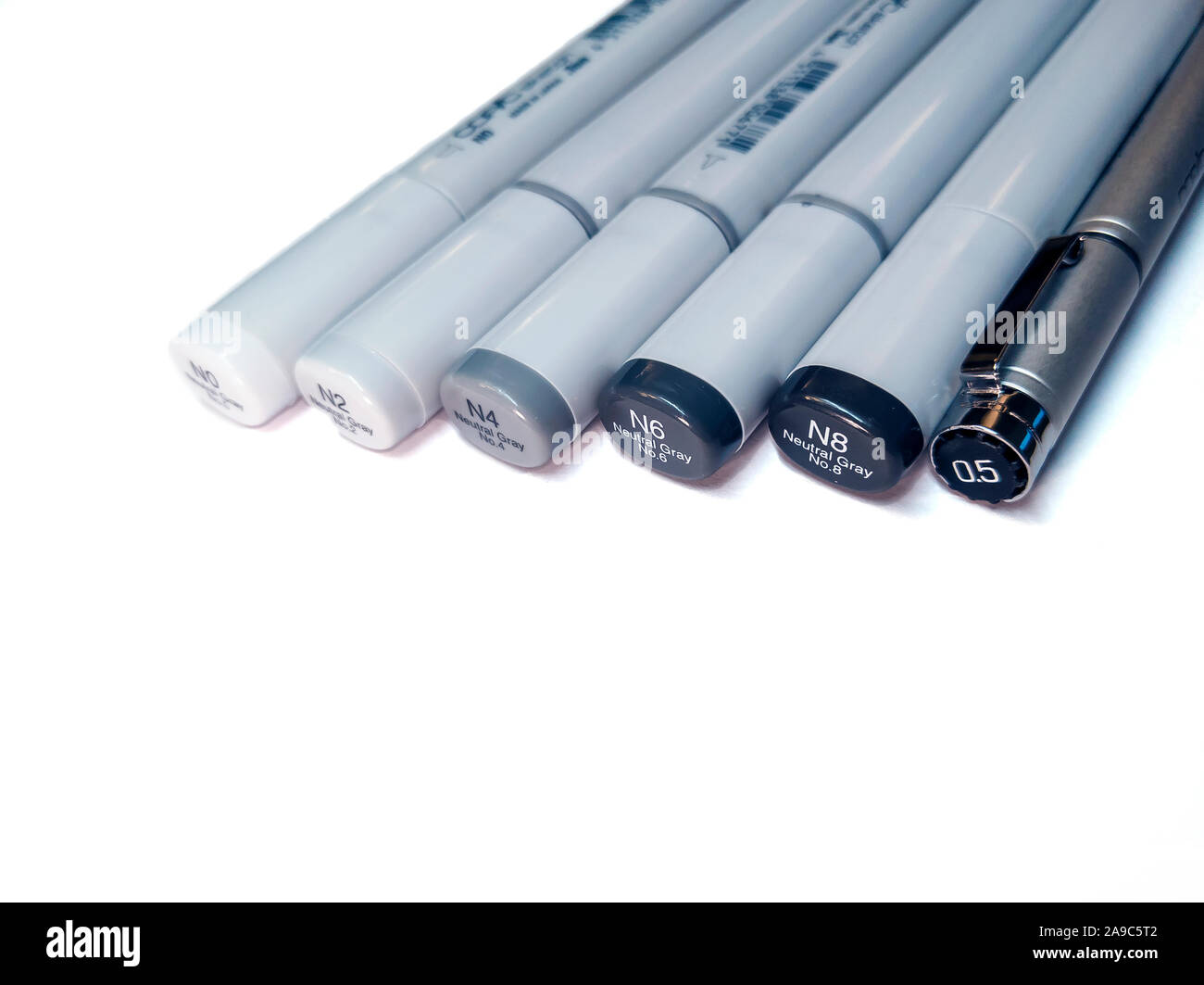 Seattle, WA/USA - Oktober 25th, 2019: Nahaufnahme von Graustufen Copic nachfüllbare Tinte Marker auf einem weißen Hintergrund, flach Stockfoto