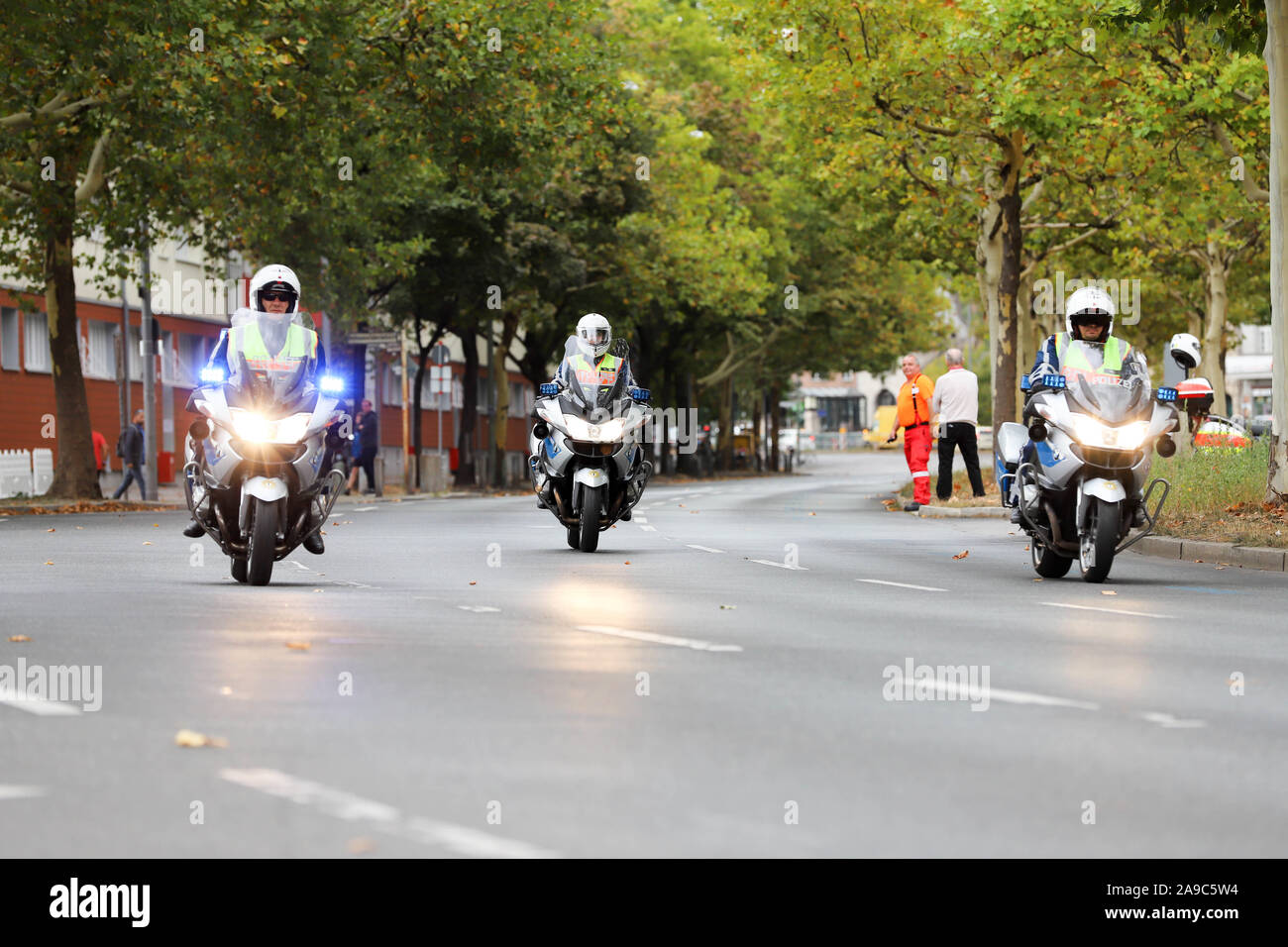 Berlin, Berlin/Deutschland, 15. September 2018. Berliner Polizisten auf Motorrädern, mit denen die Inline Scater Rennen als Teil des Berlin-Marathon. Stockfoto