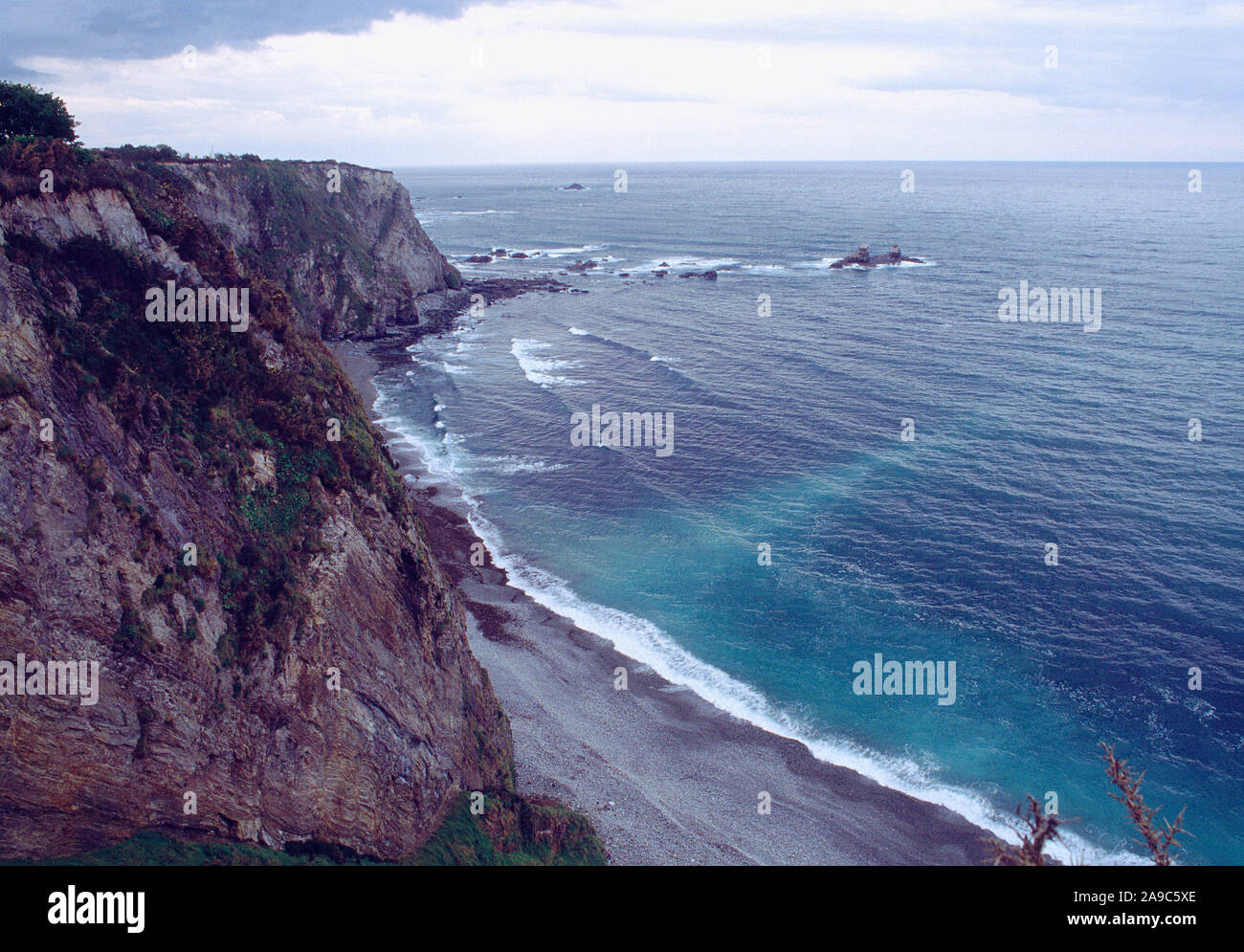 Klippen und dem Strand. Cadavedo, Asturien, Spanien. Stockfoto