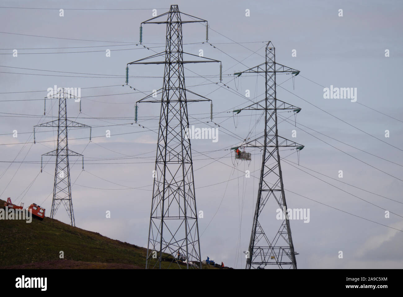 Ingenieure arbeiten an Freileitungen und Masten in Sutherland Schottland Großbritannien Stockfoto