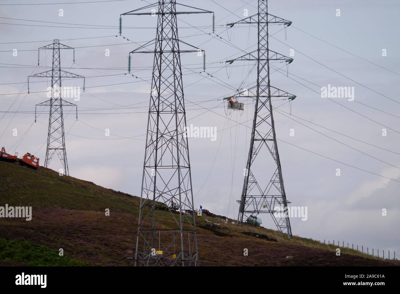 Ingenieure arbeiten an Freileitungen und Masten in Sutherland Schottland Großbritannien Stockfoto