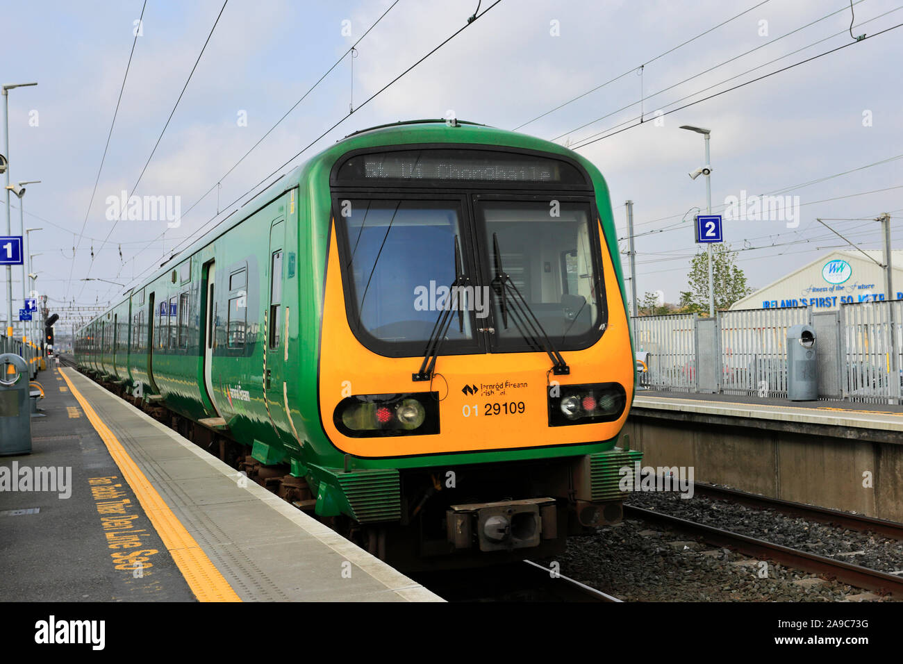 Ein Irish Rail Zug am Bahnhof Clontarf Road, Dublin, Republik von Irland Stockfoto