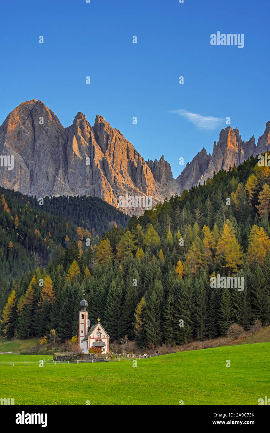 Ranui der Kirche von San Giovanni/St. John/Sankt Johan vor der Geislerspitzen im Herbst, Val di Villnöss Tal, Dolomiten, Südtirol, Italien Stockfoto