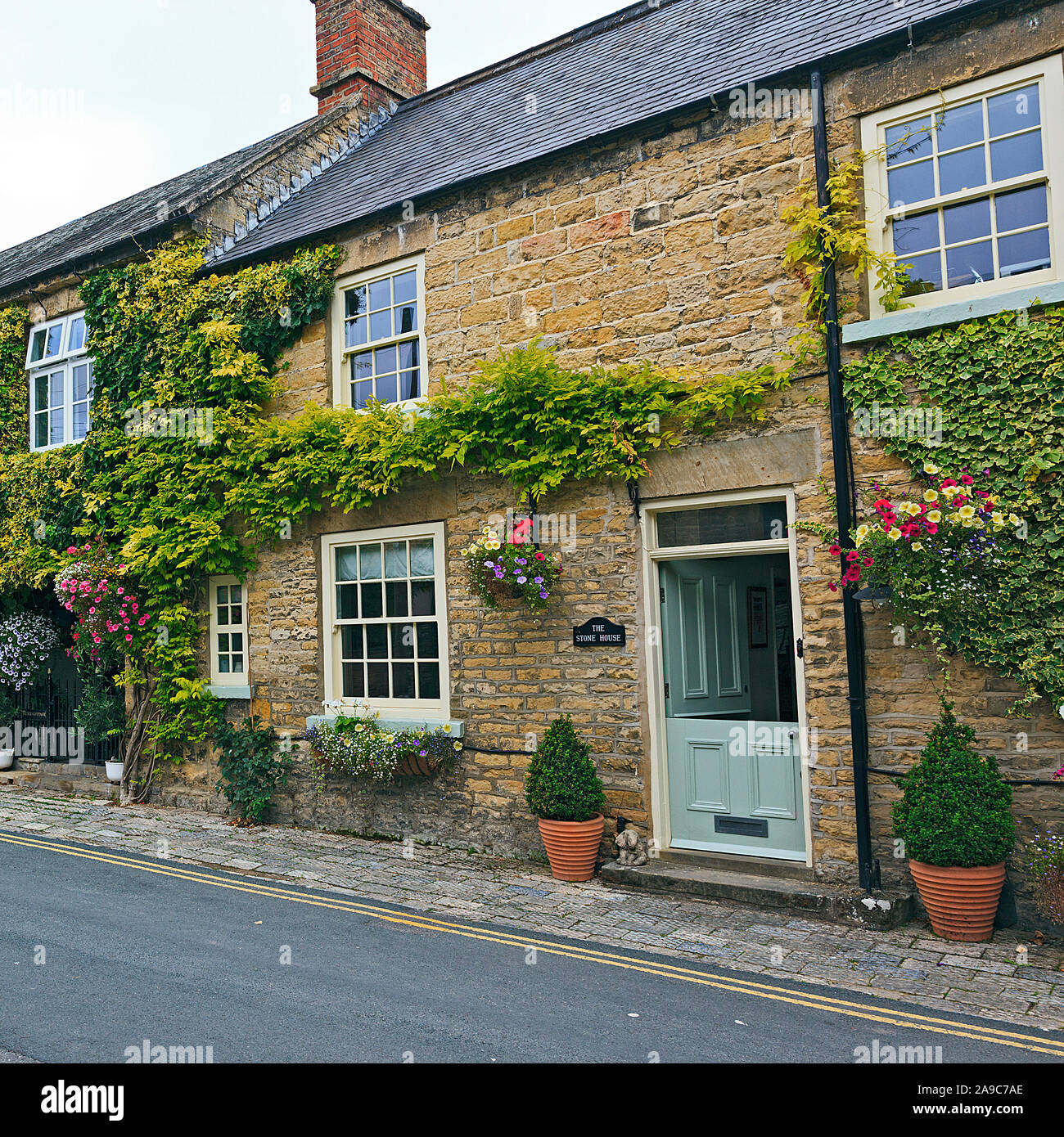 Attraktive Reihe von Stein cotttages in Thornton-le-Beck Stockfoto