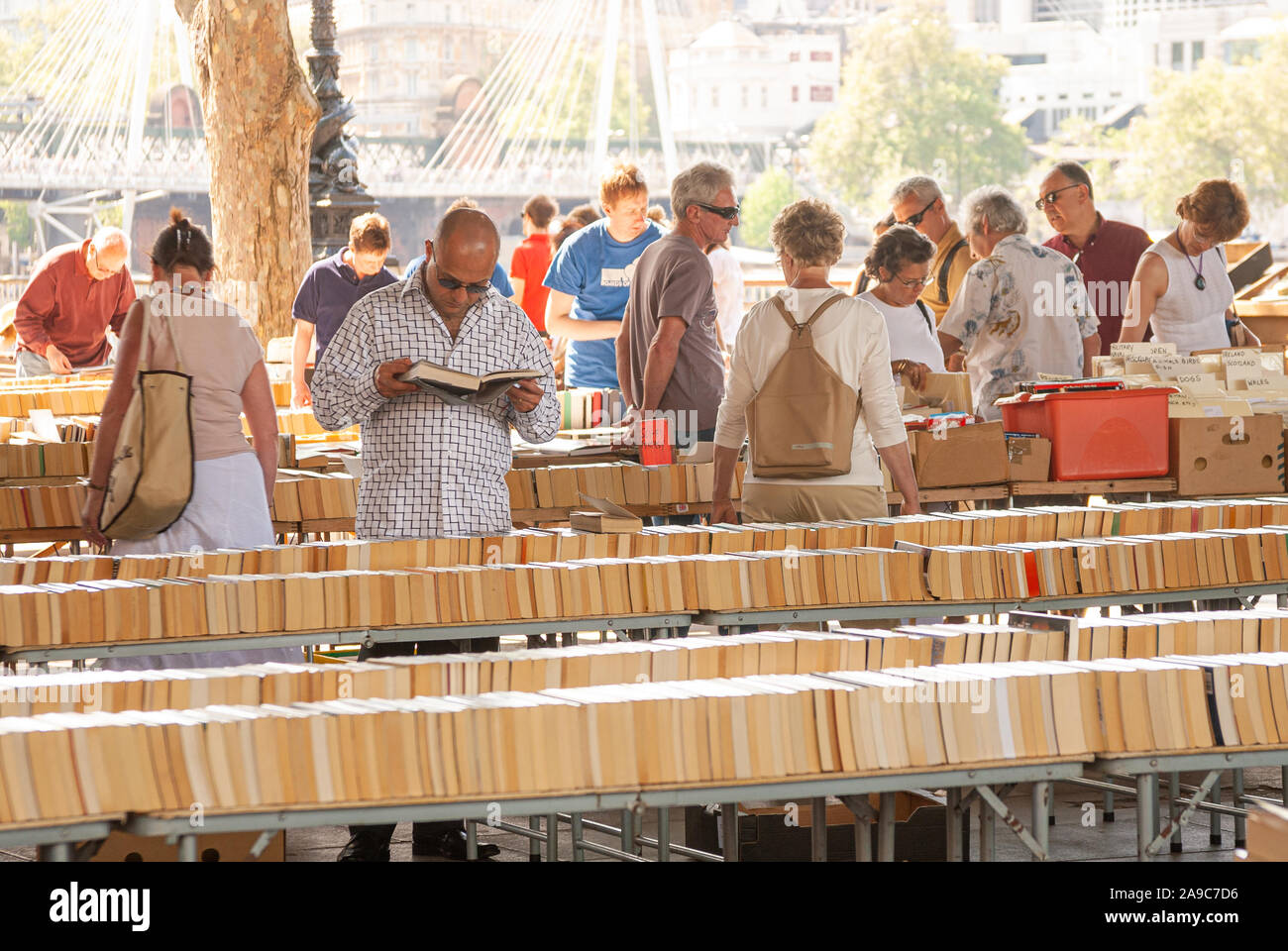 Die Southbank Buchmarkt, London unter der Waterloo Bridge, London, UK Stockfoto