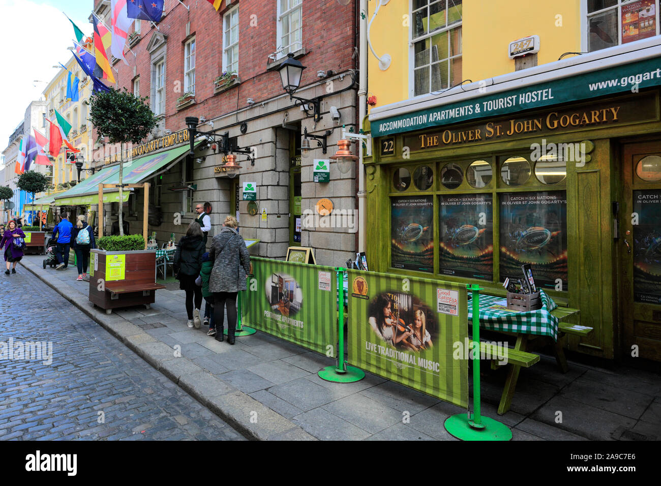 Anzeigen von Bars und Restaurants in der Temple Bar Gegend der Stadt Dublin, Republik von Irland Stockfoto