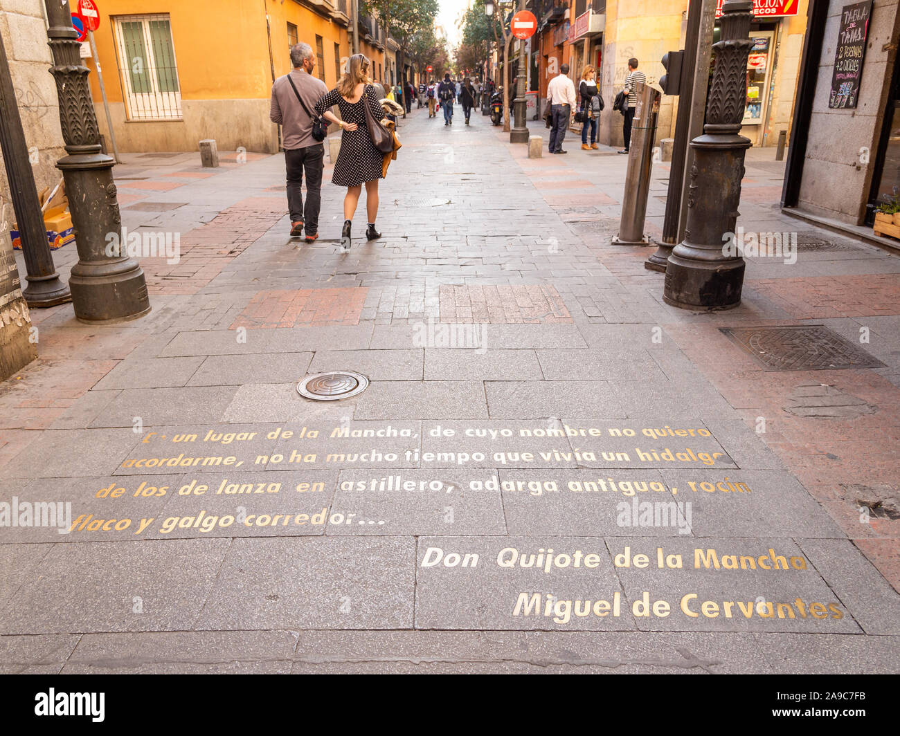 Öffnen Linien von Don Quijote auf dem Boden im Barrio de Las Letras, Huertas Bezirk, Madrid, Spanien Stockfoto