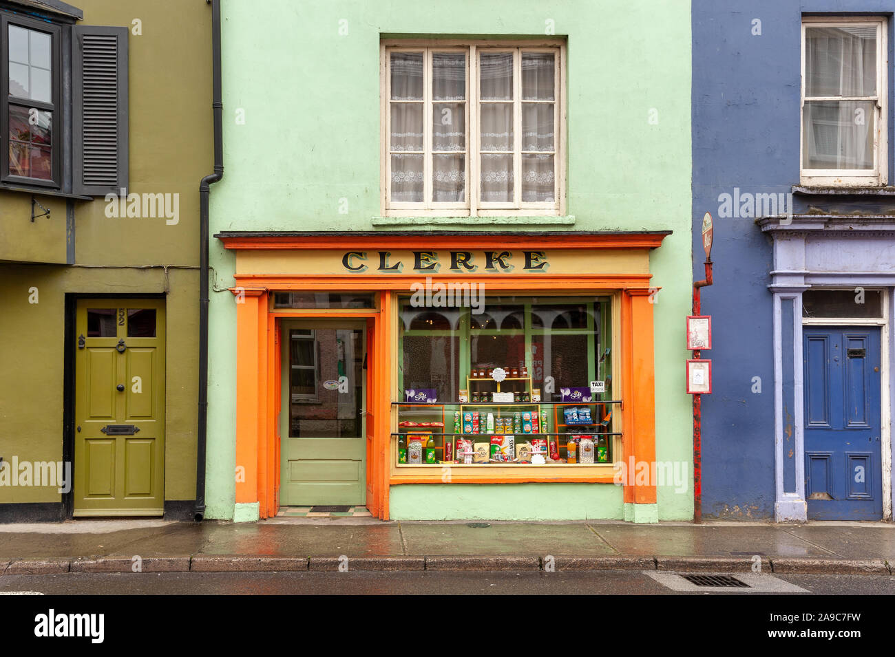Kleiner Lebensmittelladen in Skibbereen, County Cork, Irland Stockfoto