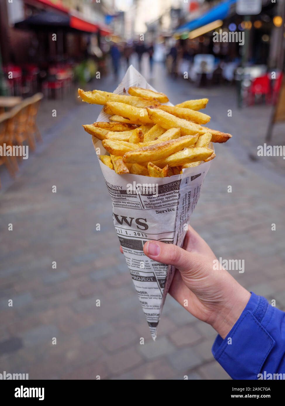 Beutel mit belgischen Pommes Frites oder Pommes frites in Brüssel, Belgien Stockfoto