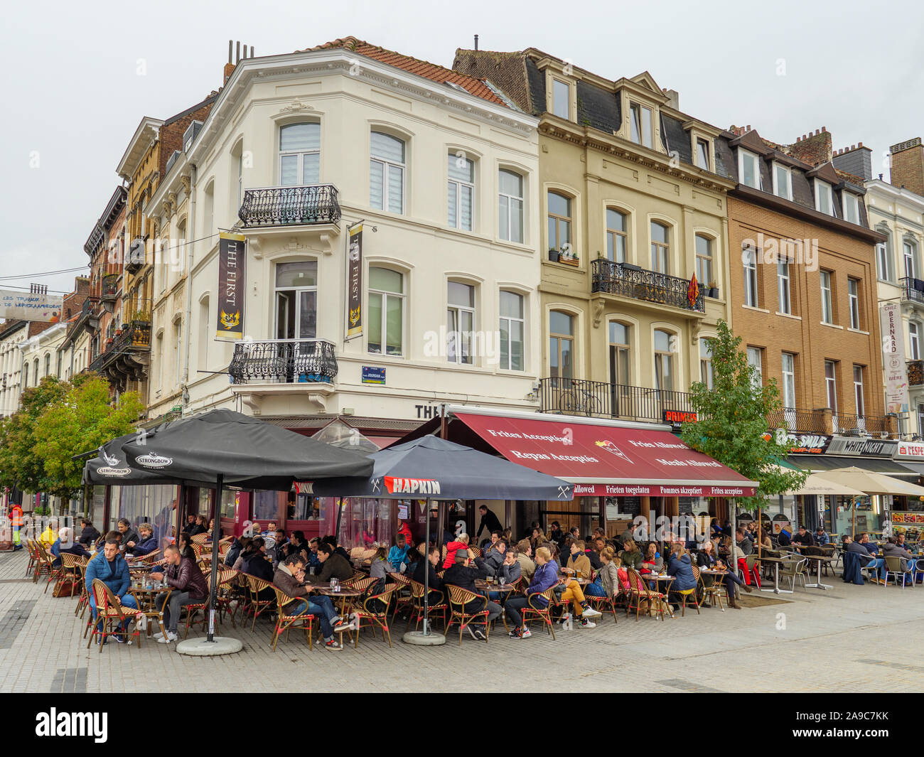 Bars, welche Sie gerne Ihre eigene Pommes am Place Jourdan, Brüssel, Belgien, zu bringen. Stockfoto