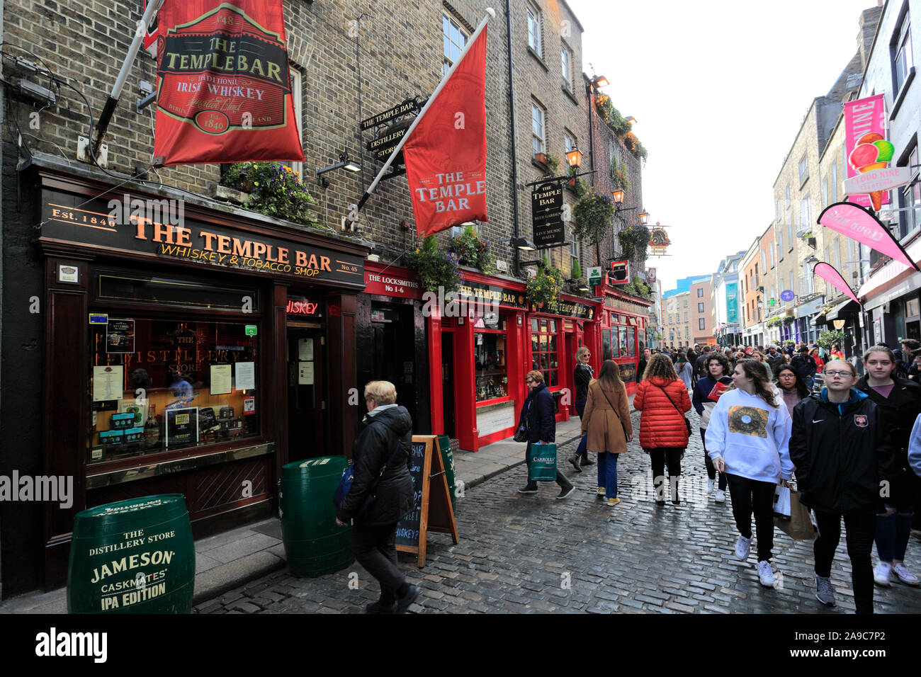 Anzeigen von Bars und Restaurants in der Temple Bar Gegend der Stadt Dublin, Republik von Irland Stockfoto