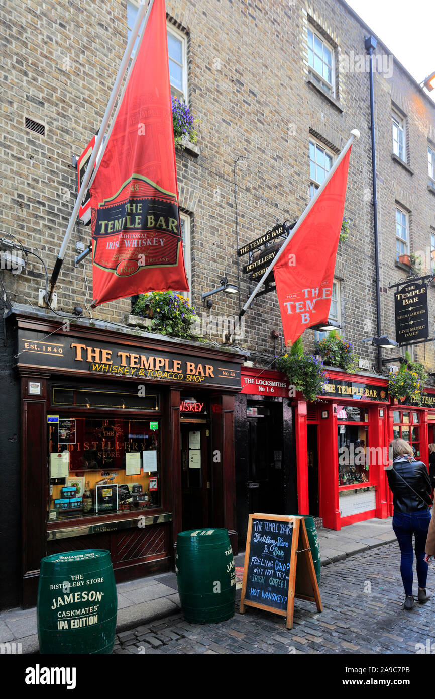 Anzeigen von Bars und Restaurants in der Temple Bar Gegend der Stadt Dublin, Republik von Irland Stockfoto