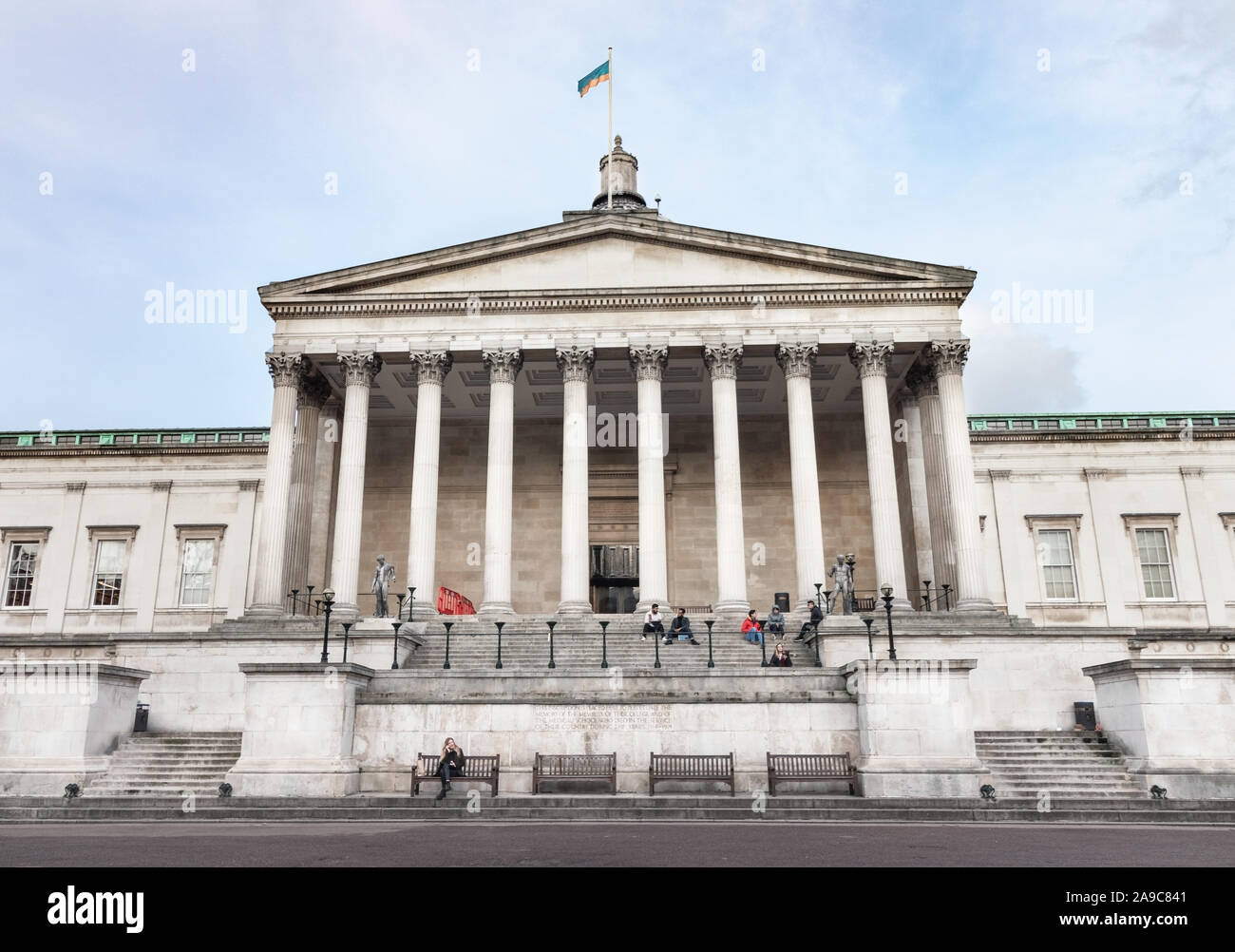 London/Großbritannien - 13. November 2019 - Das Hauptgebäude des University College London. UCL ist eine öffentliche Forschungseinrichtung Universität in Großbritannien Stockfoto