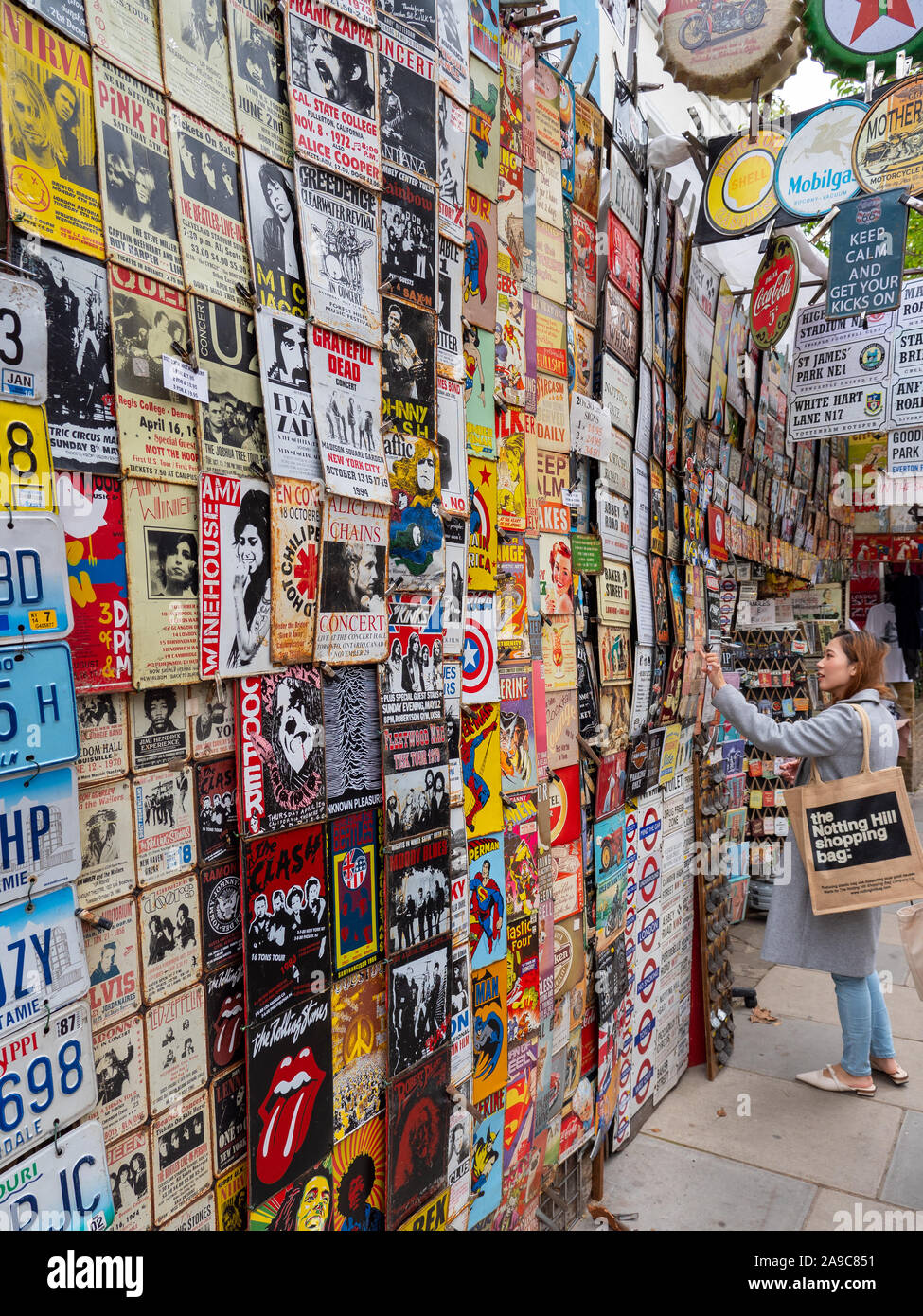 Kaufen Sie Retro-Schilder auf dem Portobello Road Market, Notting Hill, London, Großbritannien Stockfoto
