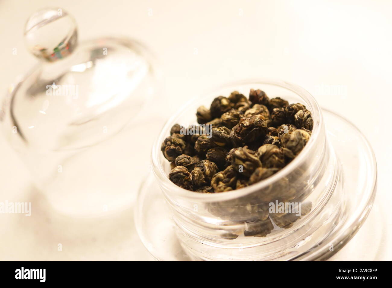 In der Nähe von bis grüne Teeblätter in Glas Glas gewalzt Stockfoto