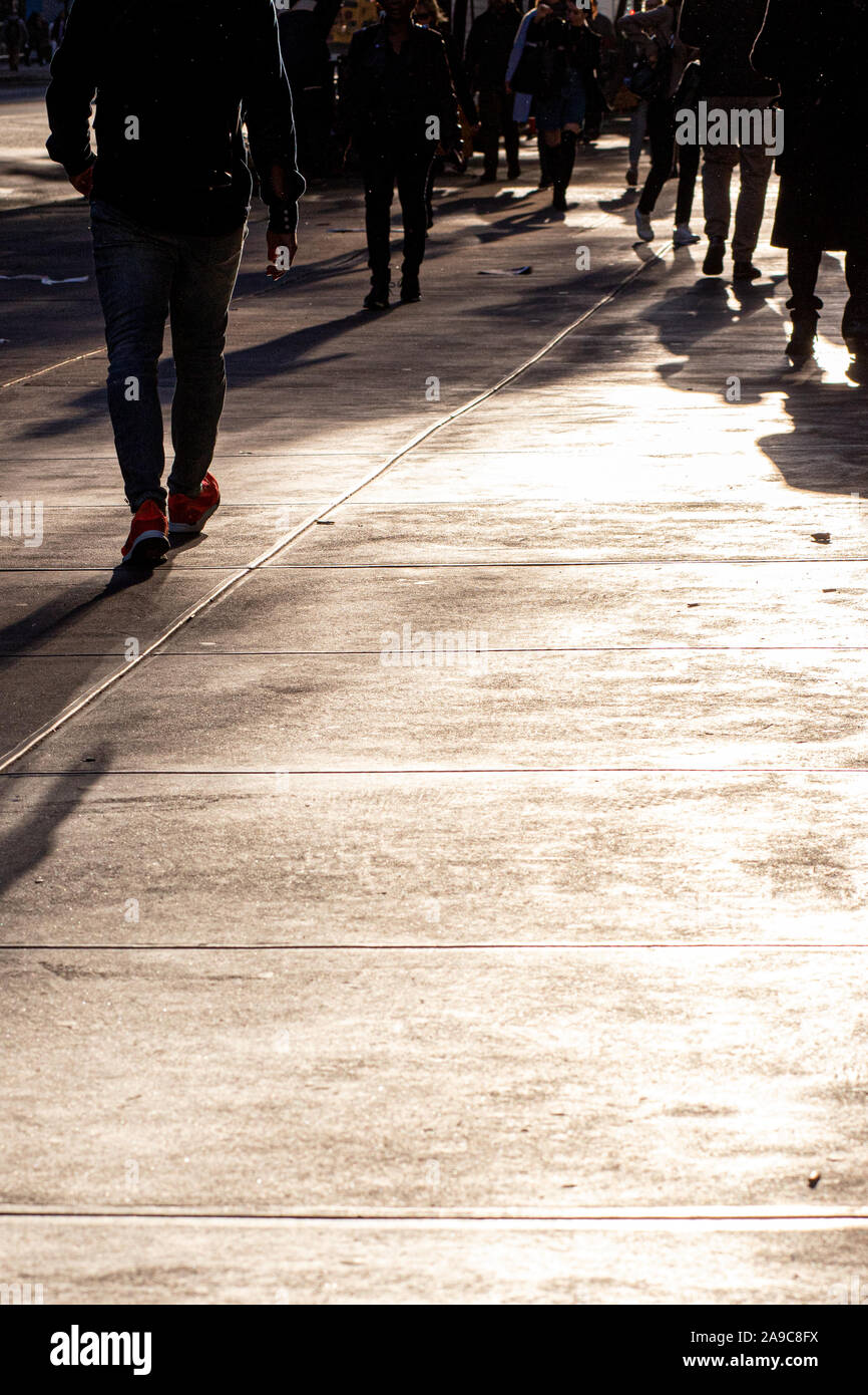 Nicht erkennbare Menschen zu Fuß auf New York City Bürgersteig mit Licht und Schatten. Kopieren Sie Speicherplatz zur Verfügung. Stockfoto