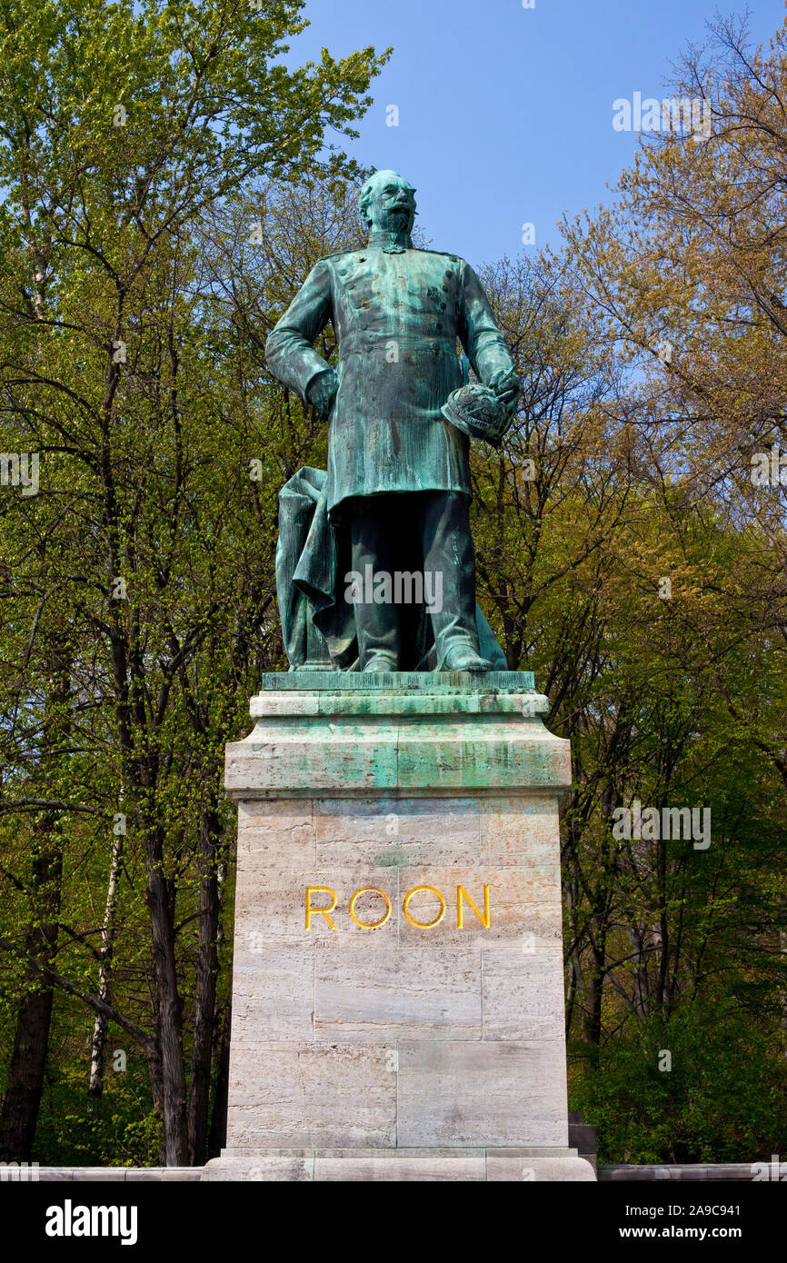 Eine Statue von Albrecht von Roon, der historischen Preußischen Soldat und Staatsmann, im Tiergarten in Berlin. Stockfoto