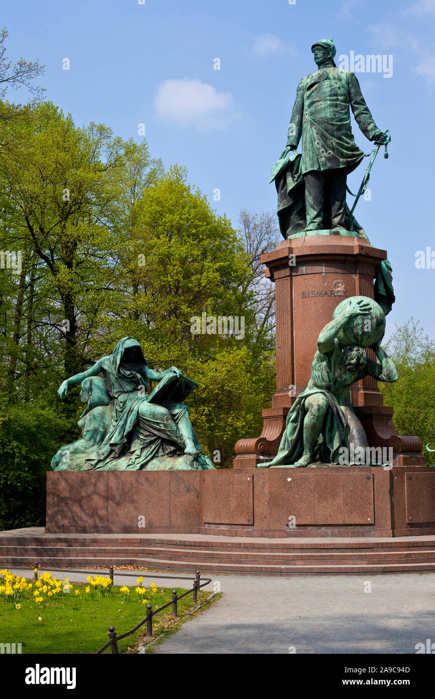 Ein Blick auf den historischen Bismarck Denkmal im Tiergarten in Berlin, Deutschland. Es ist der Fürst, der erste Kanzler des Deutschen Reiches gewidmet. Stockfoto