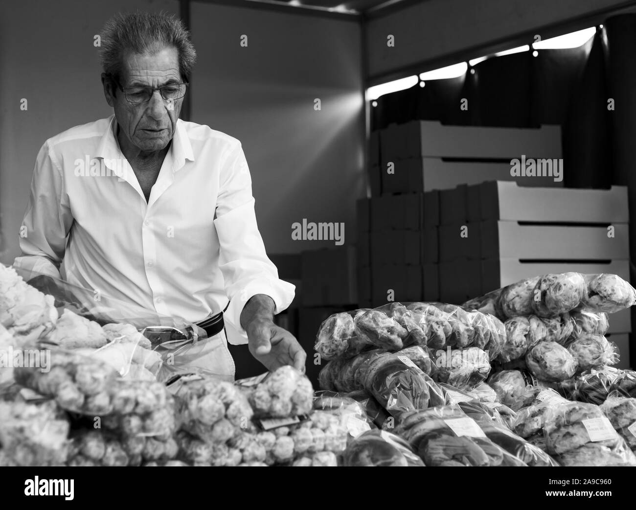 Vilareal de Santo Antonio, Portugal - Okt 12 2.019 - Süßigkeiten Verkäufer in Street Market in Schwarz und Weiß Foto Stockfoto