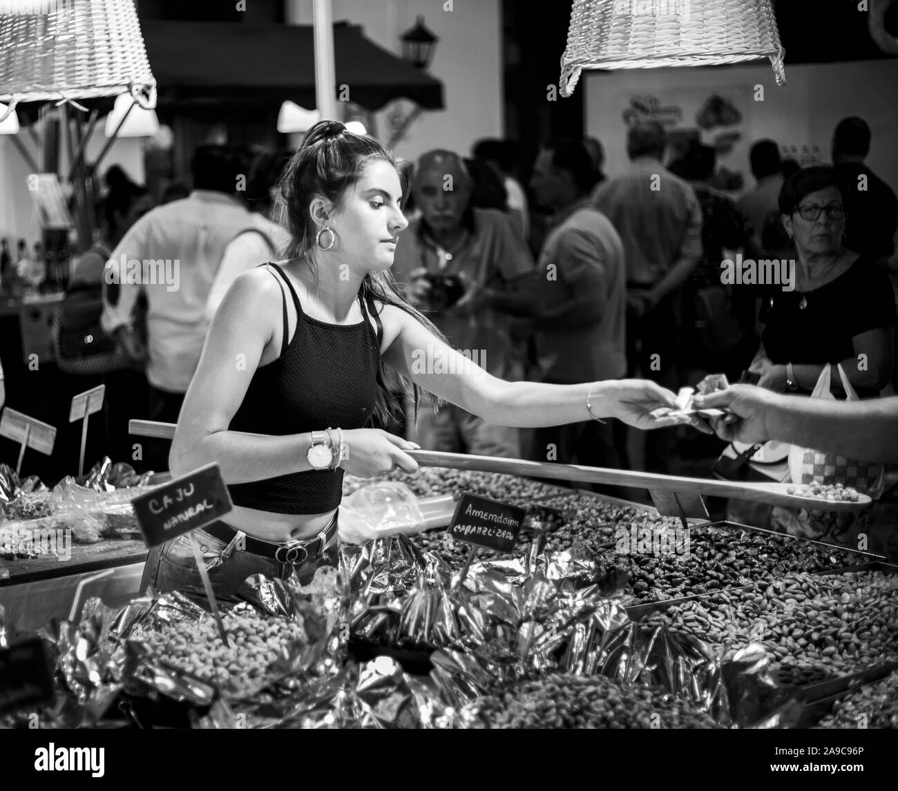 Vilareal de Santo Antonio, Portugal - Okt 12 2.019 - trockenfrüchte Verkäufer in Street Market in Schwarz und Weiß Foto Stockfoto