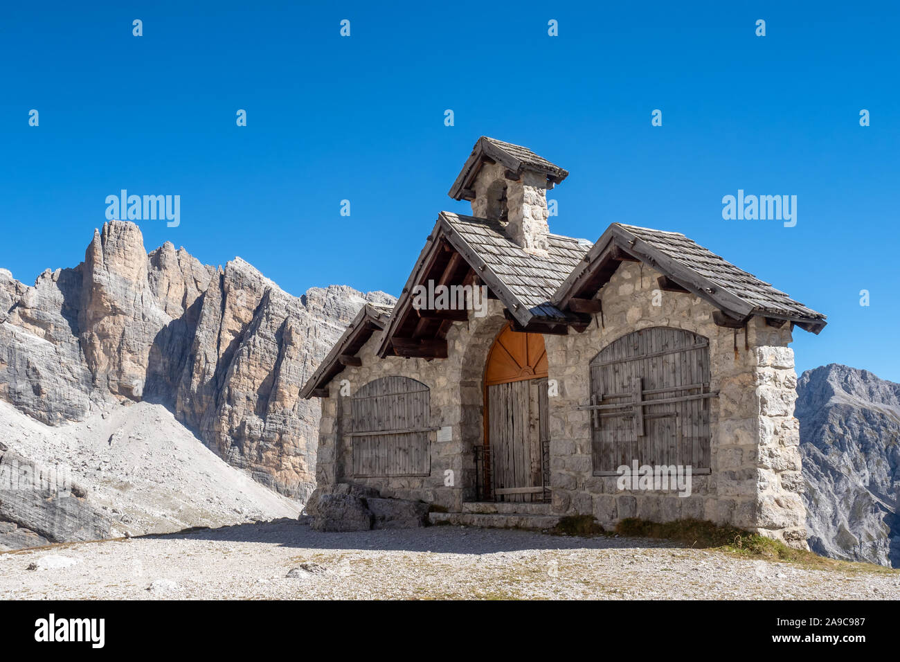 Eine kleine Kirche in den Dolomiten. Den Dolomiten von Brenta Gruppe, Italien Stockfoto