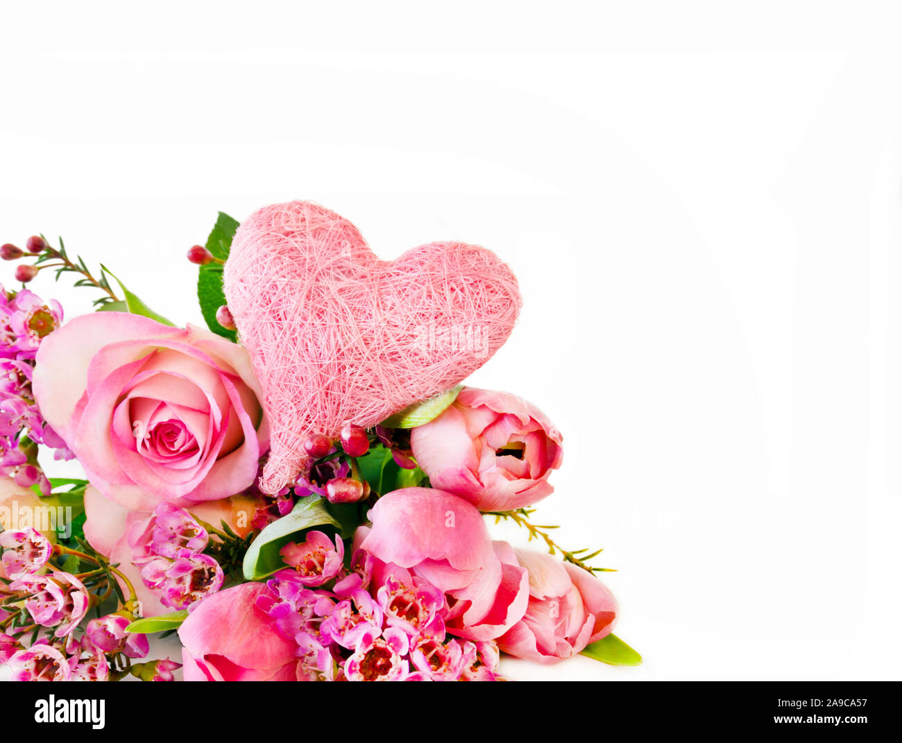 Rosa Liebe Herz und Blumenstrauß aus verschiedenen Blumen Hintergrund Stockfoto