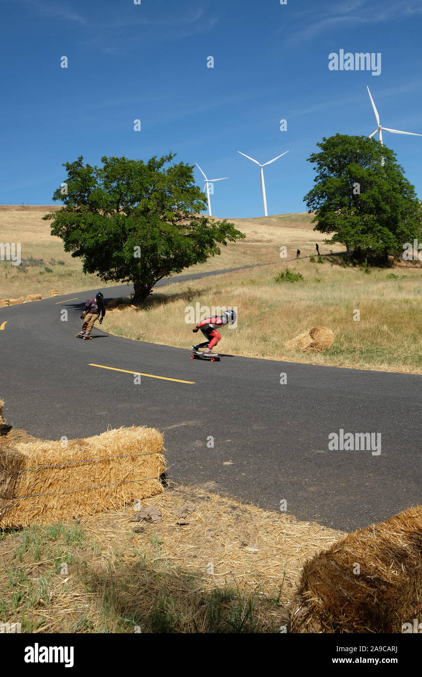 Skateboard Downhill Rennen und Männer in Leder Rennanzüge und Helme Stockfoto