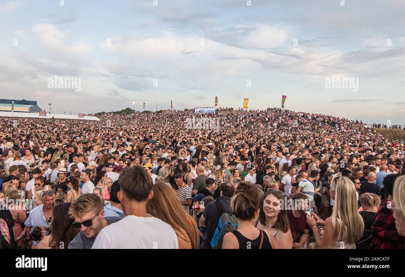 Riesige Menschenmenge beim Victorious Festival, Portsmouth, Großbritannien, für Lewis Capaldis Set am 25. August 2019 Stockfoto