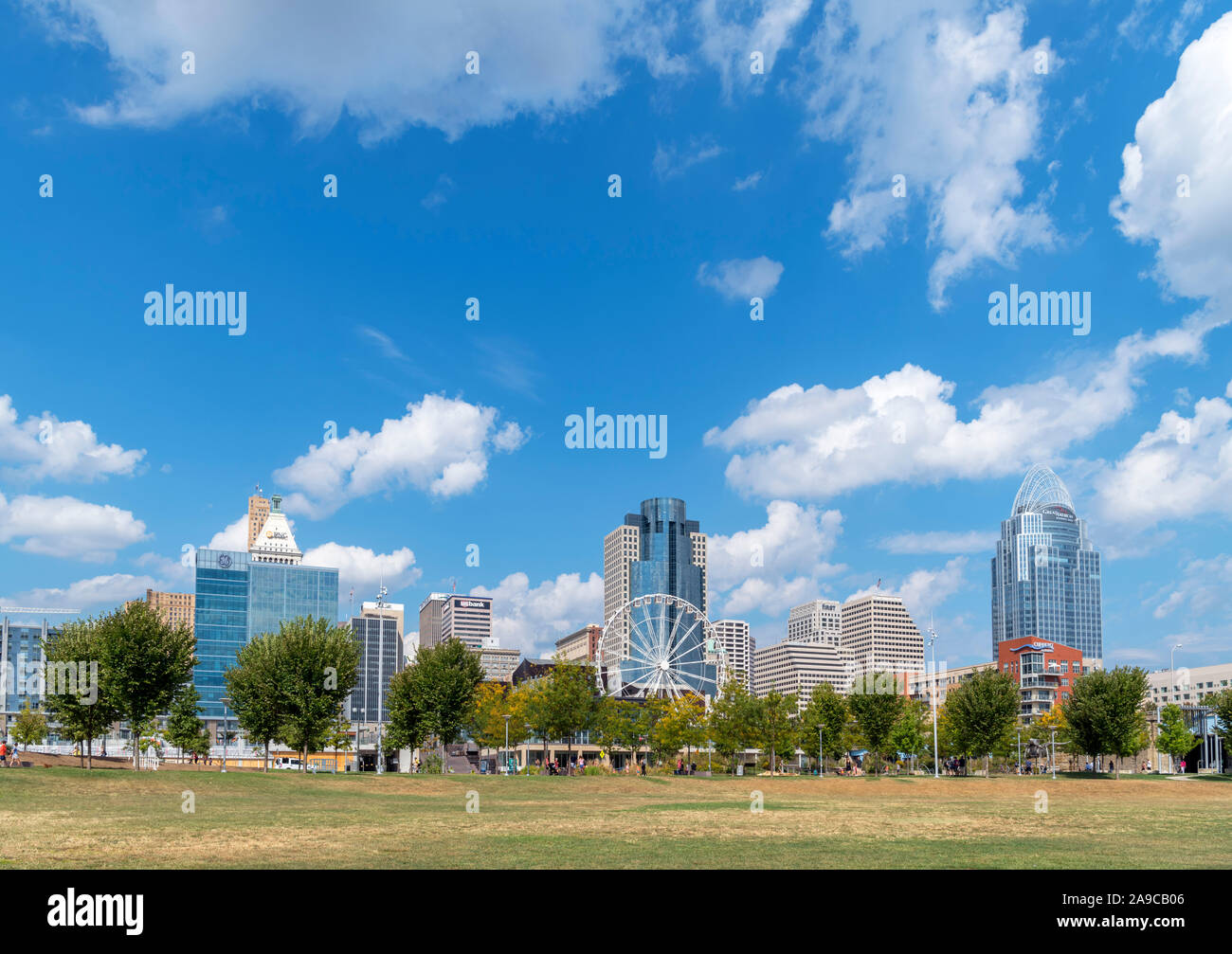 Blick auf die Skyline der Innenstadt von smale Riverfront Park, Cincinnati, Ohio, USA. Stockfoto