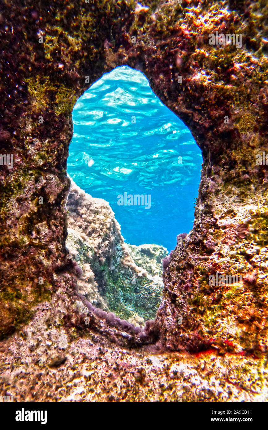 Ein Unterwasser-shot zeigt eine natürliche Fenster geschnitzt mit einer spektakulären Aussicht. Schuß an Bahar ic-Caghaq in der Mittelmeer insel Malta Stockfoto