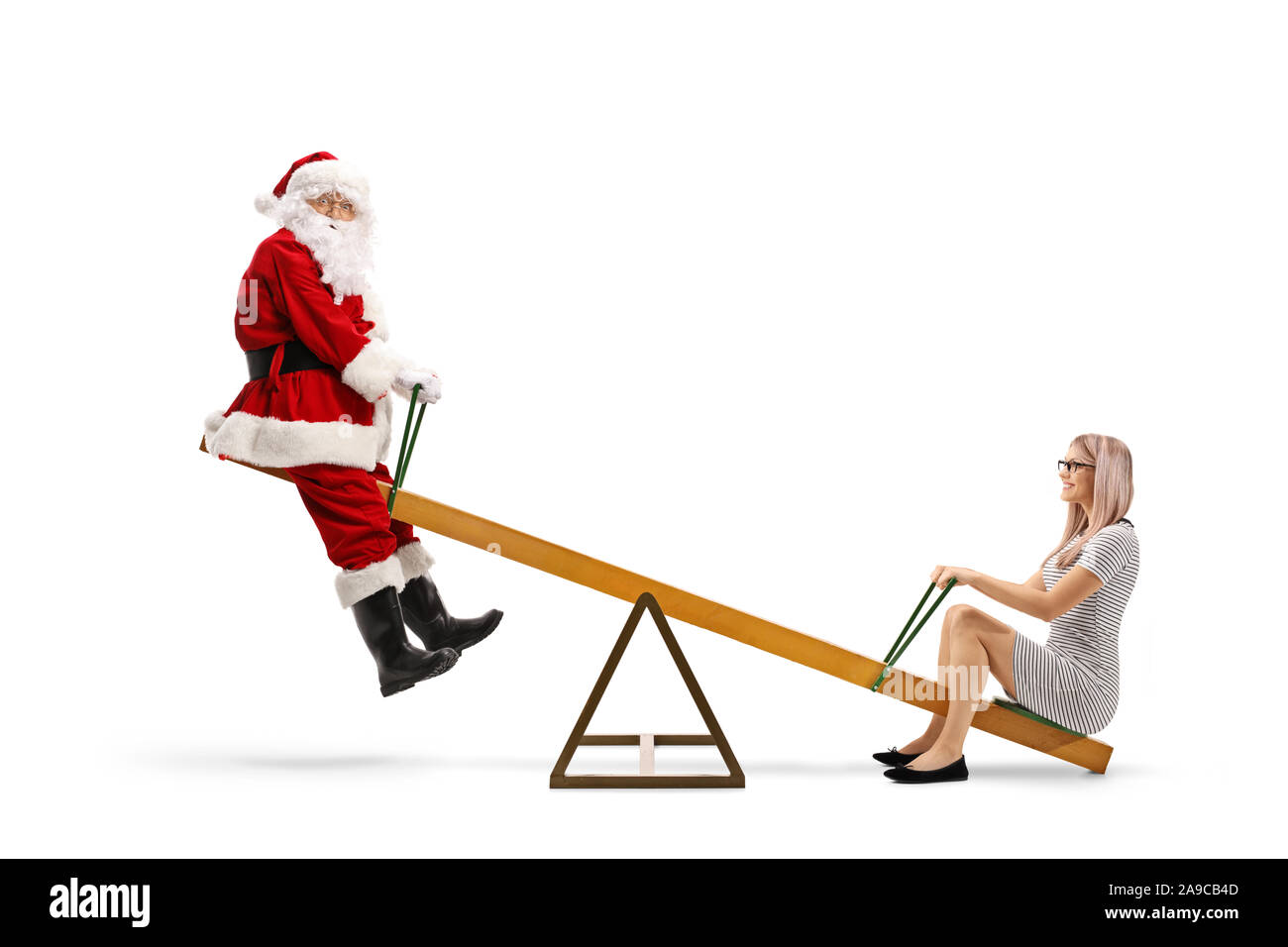 Volle Länge Schuß eines lustigen Weihnachtsmann und eine junge Frau auf einer Wippe auf weißem Hintergrund Stockfoto