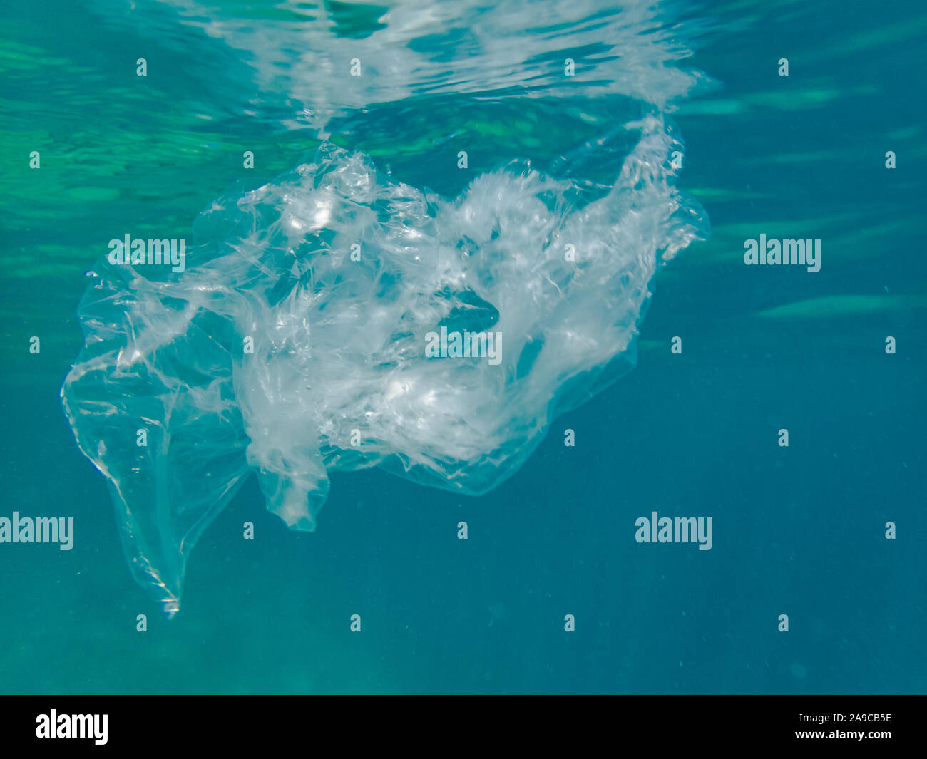 Durchsichtigen Plastiktüte verschmutzen unsere Ocean Stockfoto
