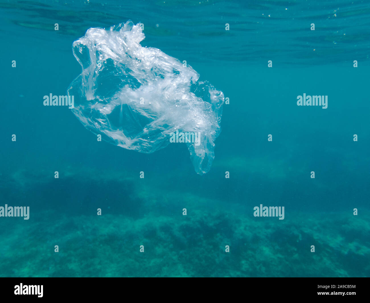 Durchsichtigen Plastiktüte verschmutzen unsere Ocean Stockfoto