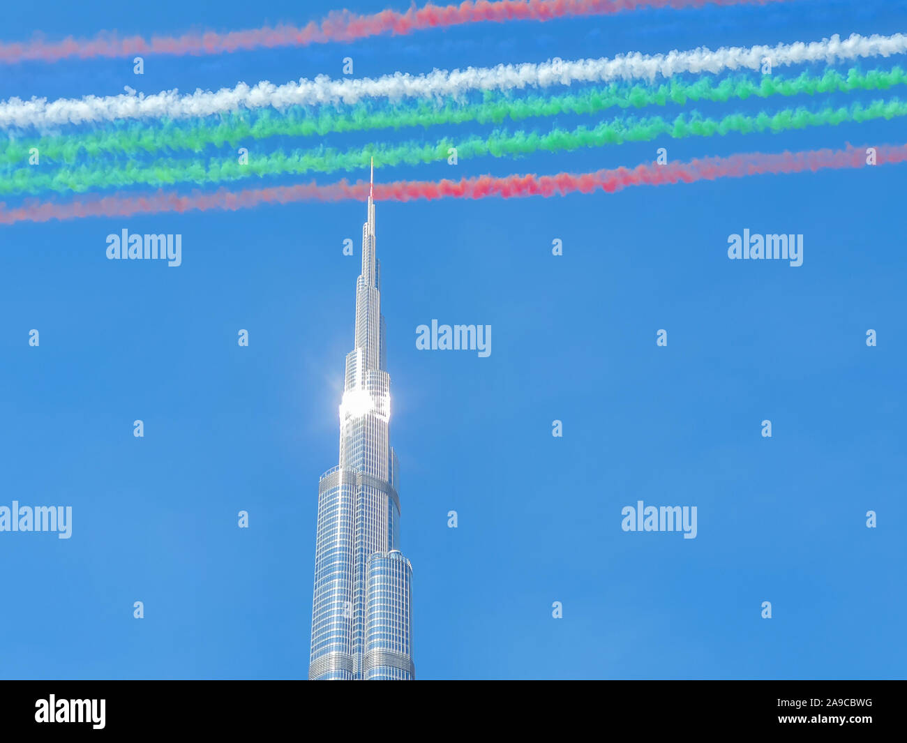Sehenswürdigkeiten und Attraktionen in Downtown Dubai - Burj Khalifa und die Dubai Mall-UAE-Flag erzeugen durch Rauch von Flugzeugen Stockfoto