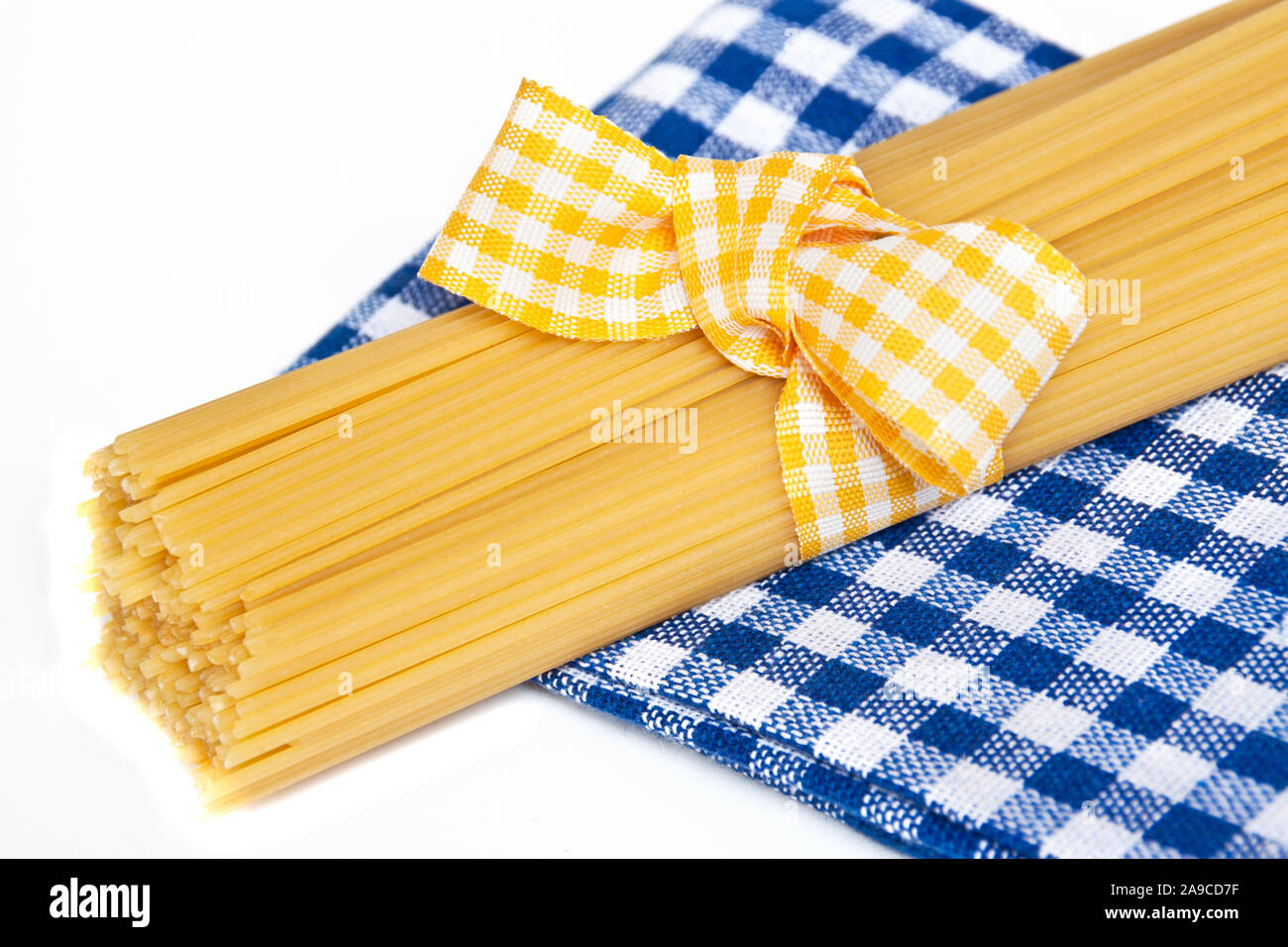 Spaghetti und Blau geprüft Serviette auf weißem Hintergrund Stockfoto