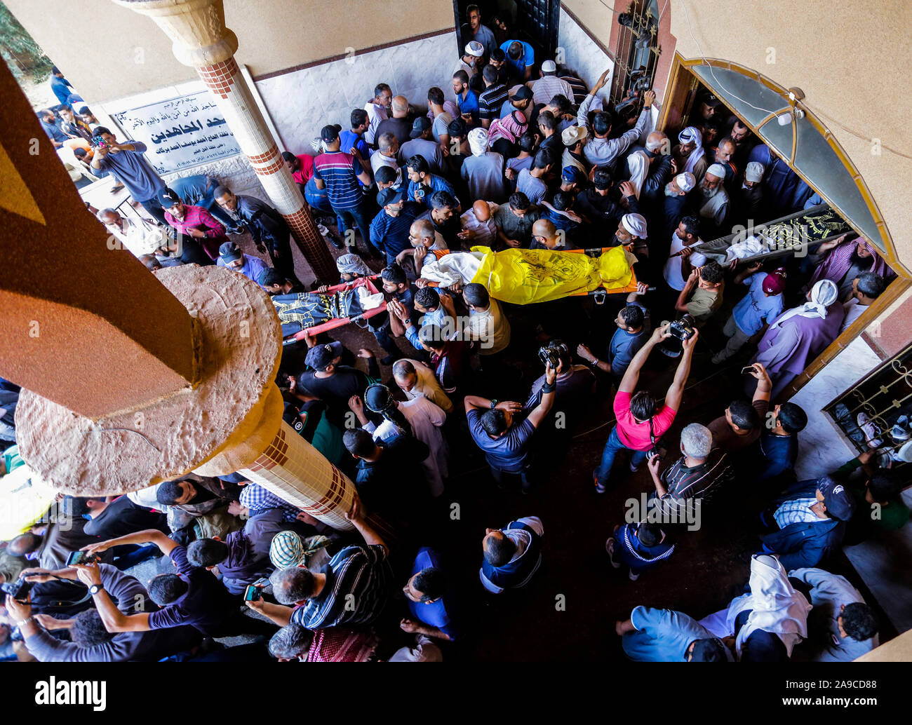 (EDITOR'S NOTE: Bild zeigt Tod) Palästinensische trauernde durchführen, die Körper von Rasmi Abu Malhous und sieben Mitglieder seiner Familie während der Trauerfeier in einer Moschee in Deir al-Balah, zentralen Gazastreifen. Die Verstorbenen wurden in einer Nacht israelischen Raketenangriff, dass Ihr Haus gezielt getötet. Stockfoto