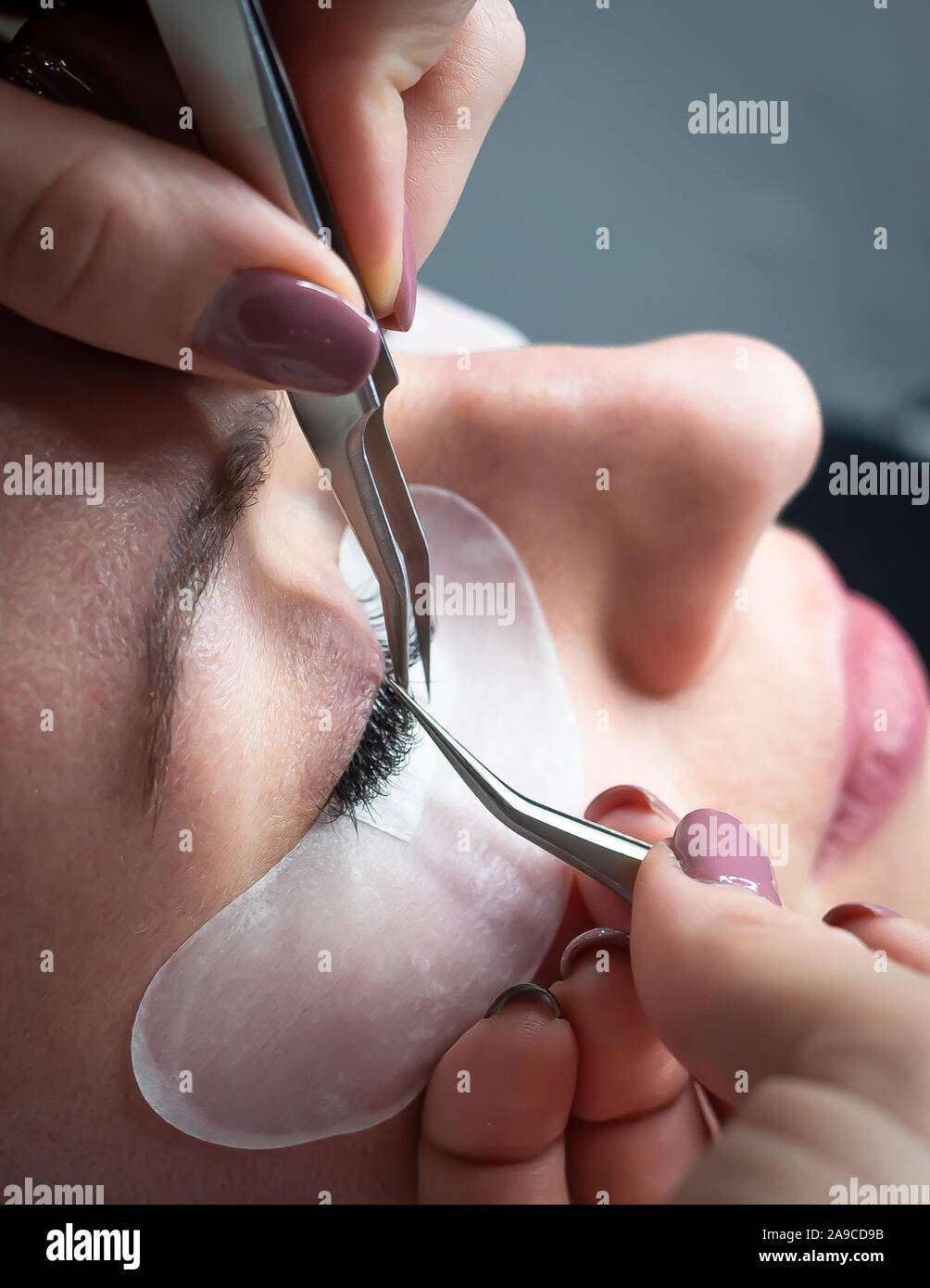 Frau eine schöne Wimpern extensions erhalten Stockfoto
