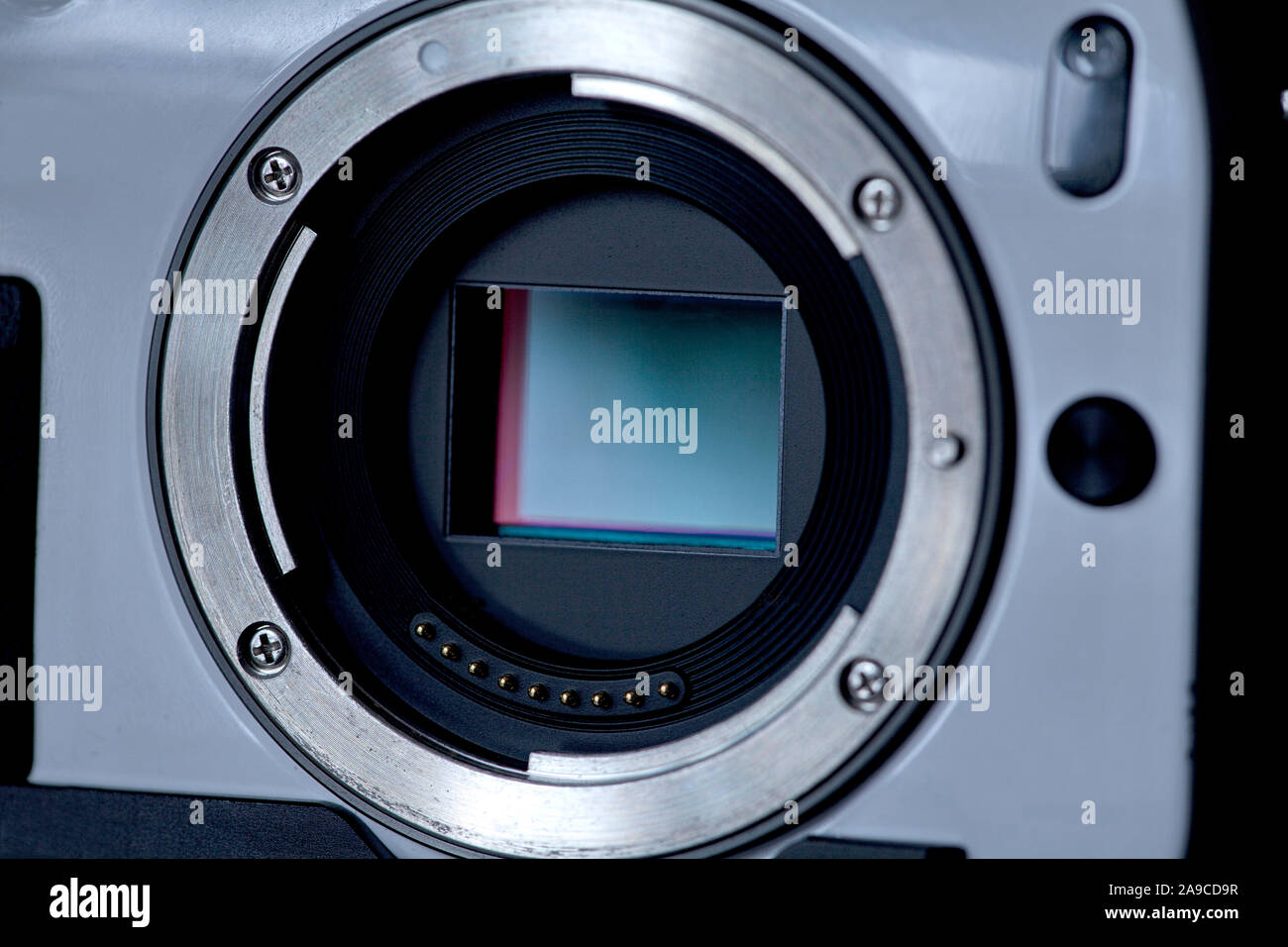 Digitale Kamera mit APS-C Sensor und Objektiv in der Nähe Stockfoto