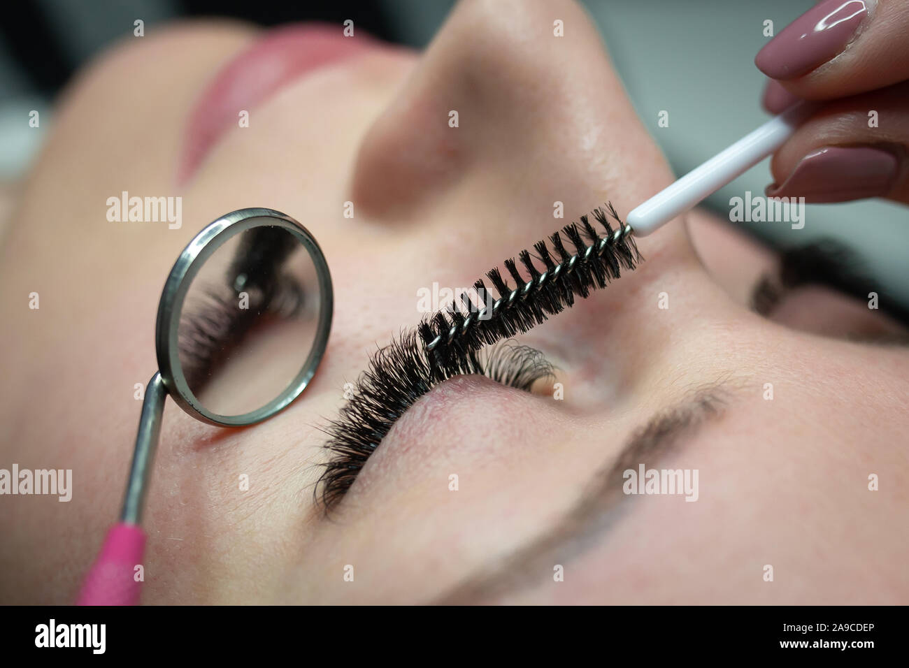 Frau eine schöne Wimpern extensions erhalten Stockfoto