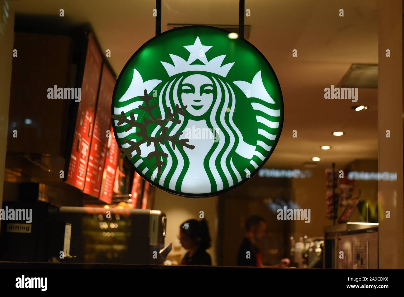 Starbucks Coffee Logo im Coffeeshop in Madrid gesehen. Stockfoto