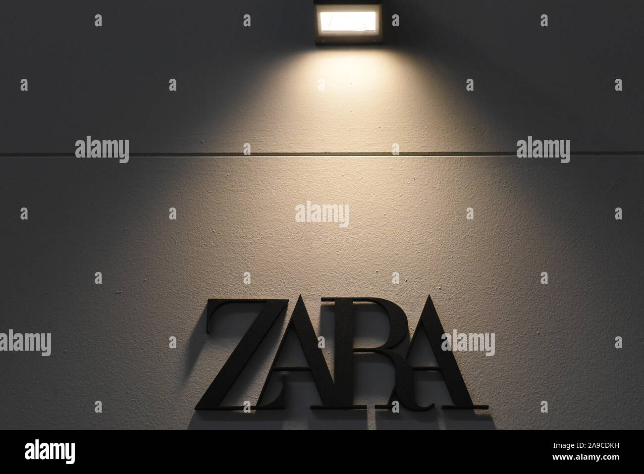 Zara Logo in einem Geschäft in Madrid gesehen. Stockfoto