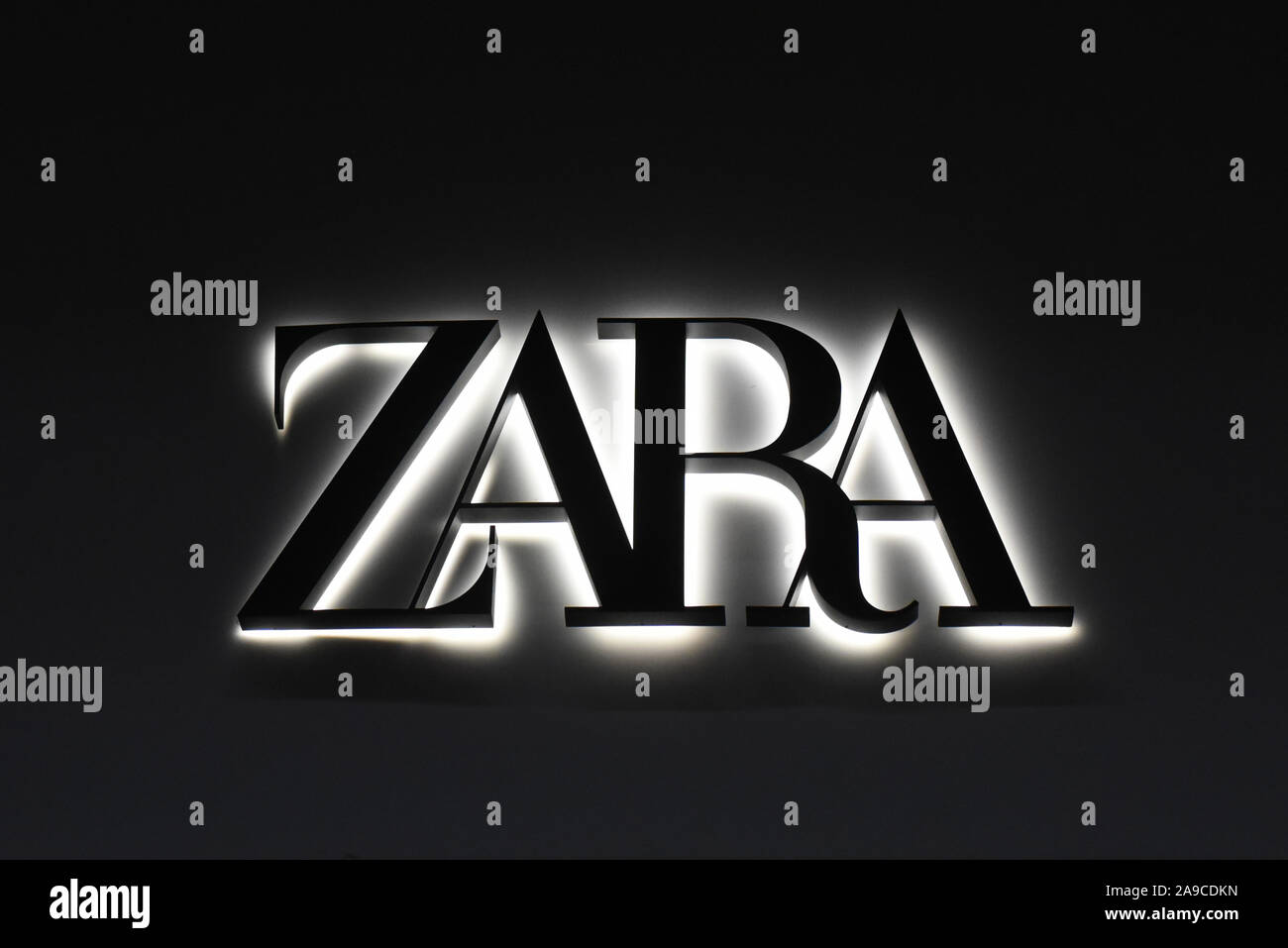 Zara Logo in einem Geschäft in Madrid gesehen. Stockfoto