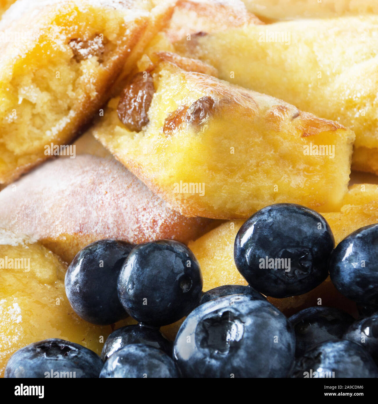 Cut-up-Pfannkuchen mit Rosinen und Blaubeeren Stockfoto